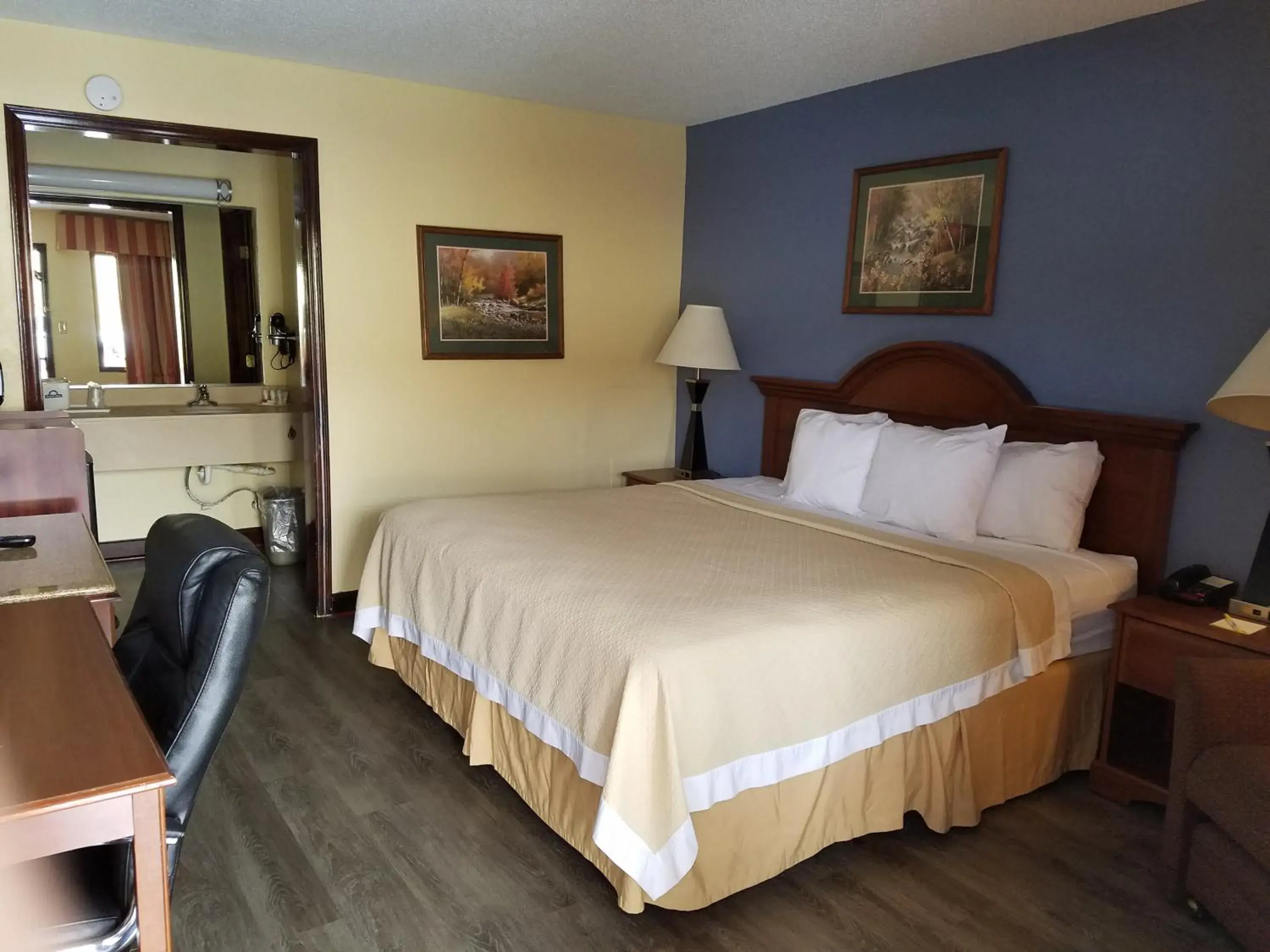 Photo of the whole room, Bed in Days Inn by Wyndham Jacksonville NC