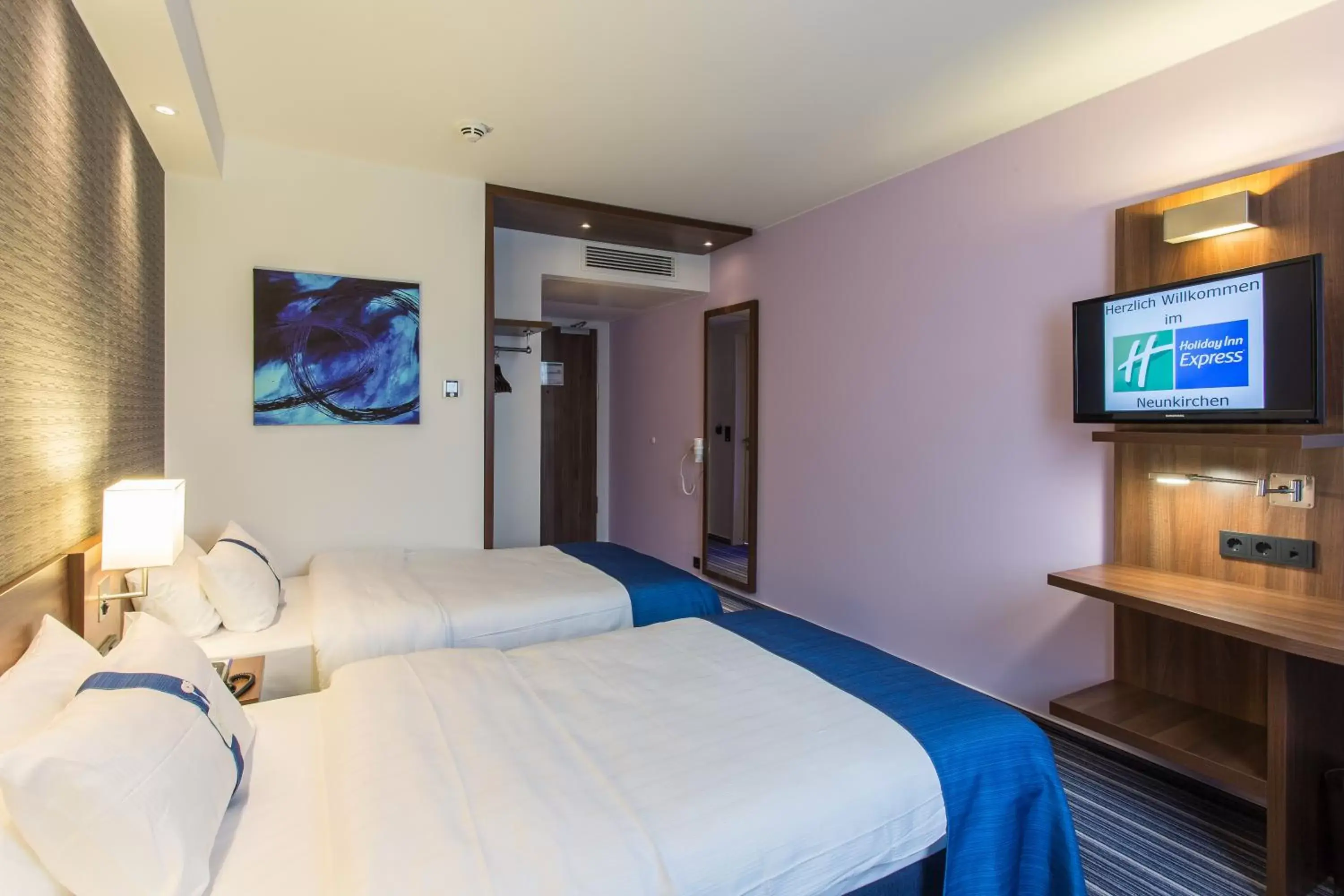 Guests, Bed in Holiday Inn Express Neunkirchen by IHG Guests, Bed in Holiday Inn Express Neunkirchen by IHG
