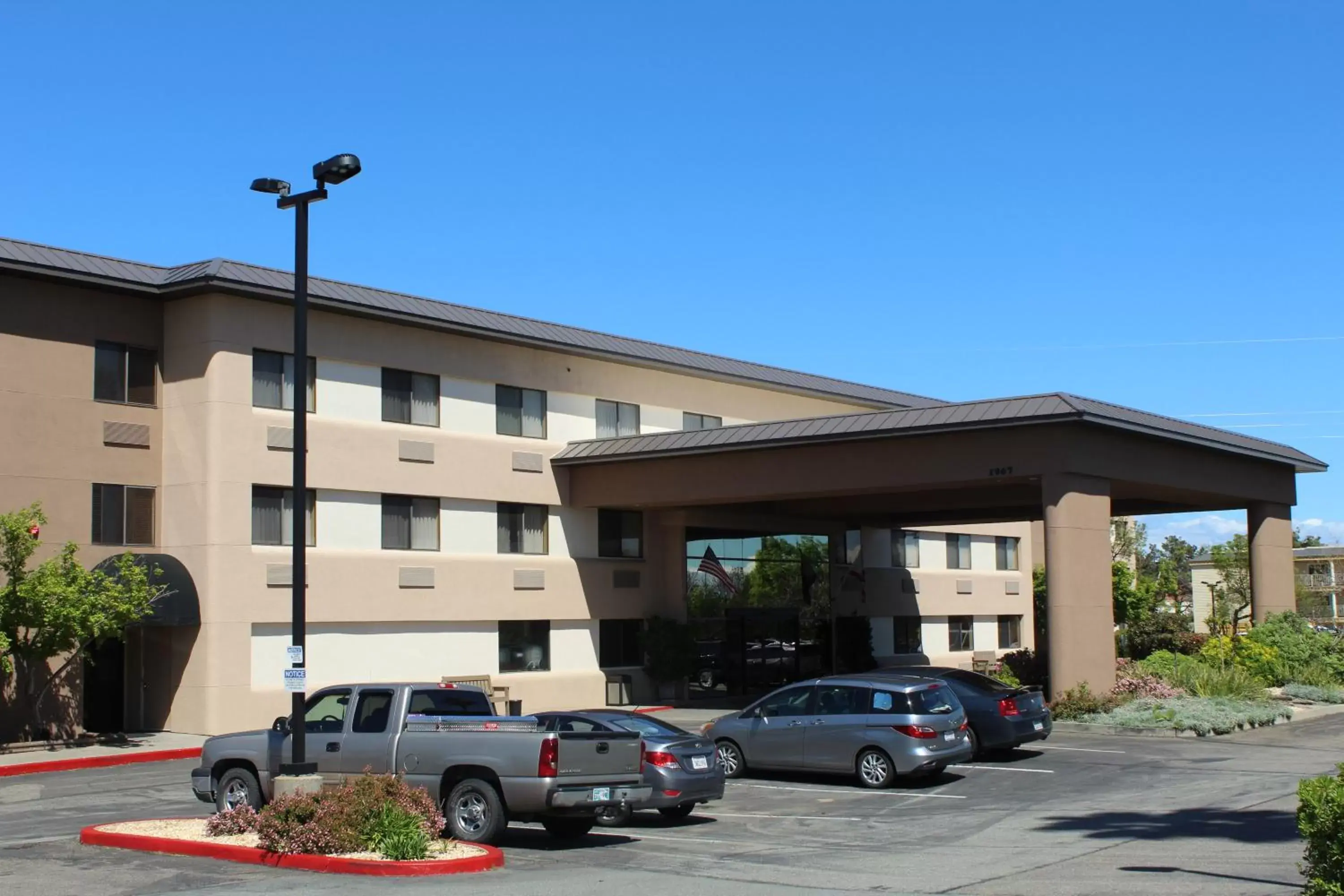 Property Building in Oxford Suites Redding