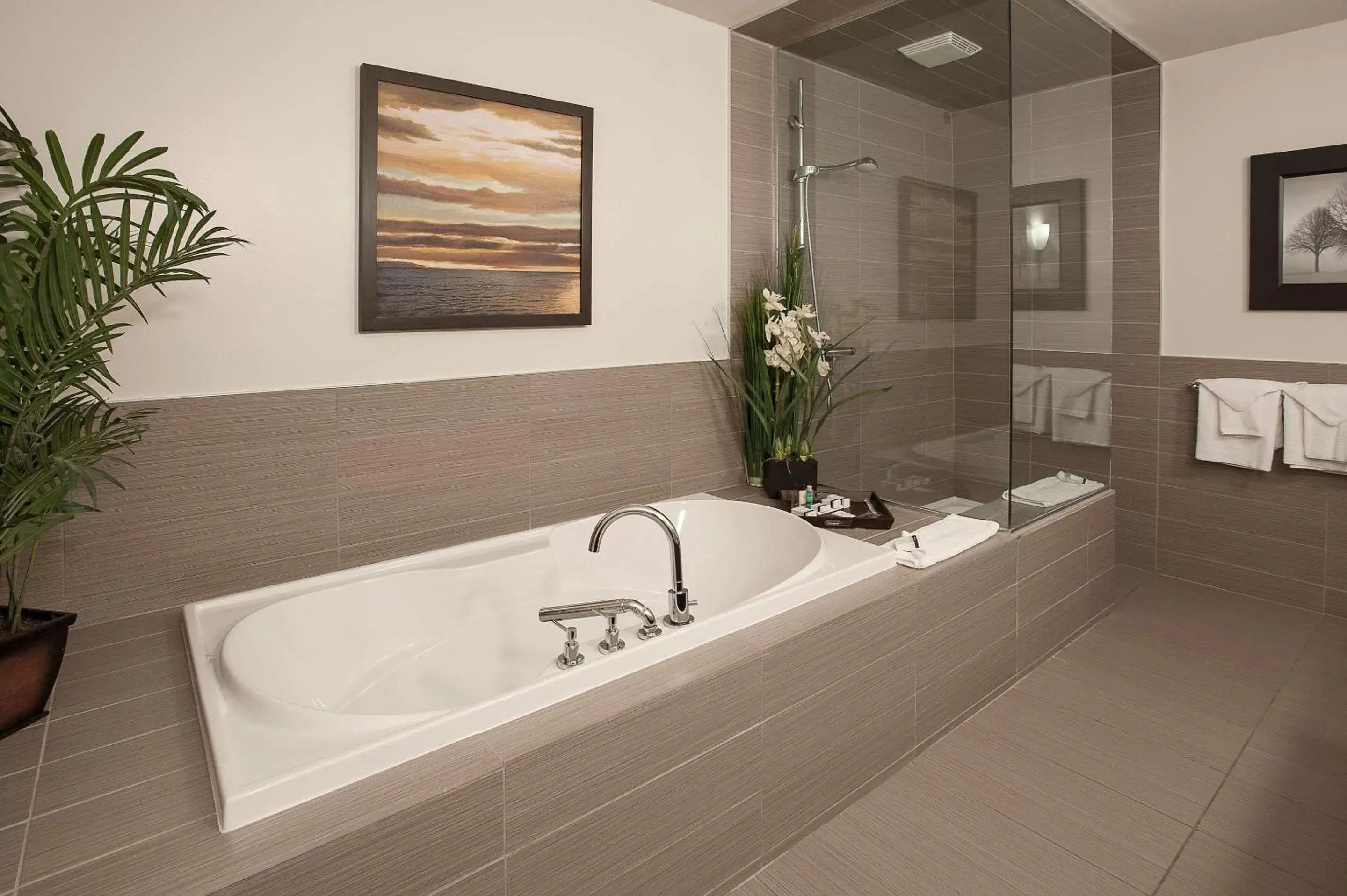 Photo of the whole room, Bathroom in Le Noranda Hotel & Spa, Ascend Hotel Collection