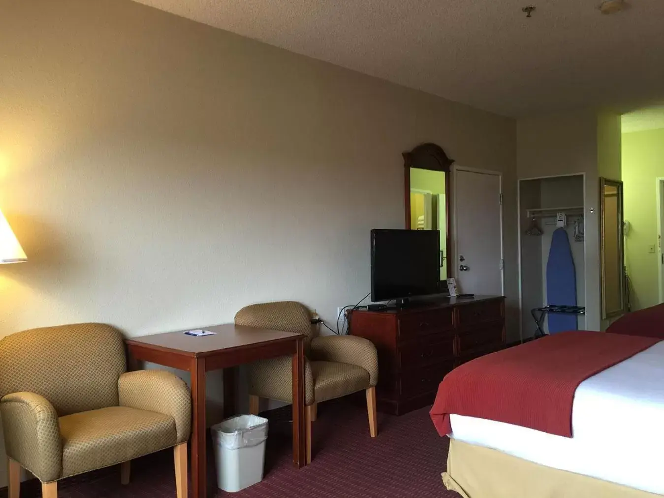 Seating area, Room Photo in Baymont Inn & Suites by Wyndham Holbrook