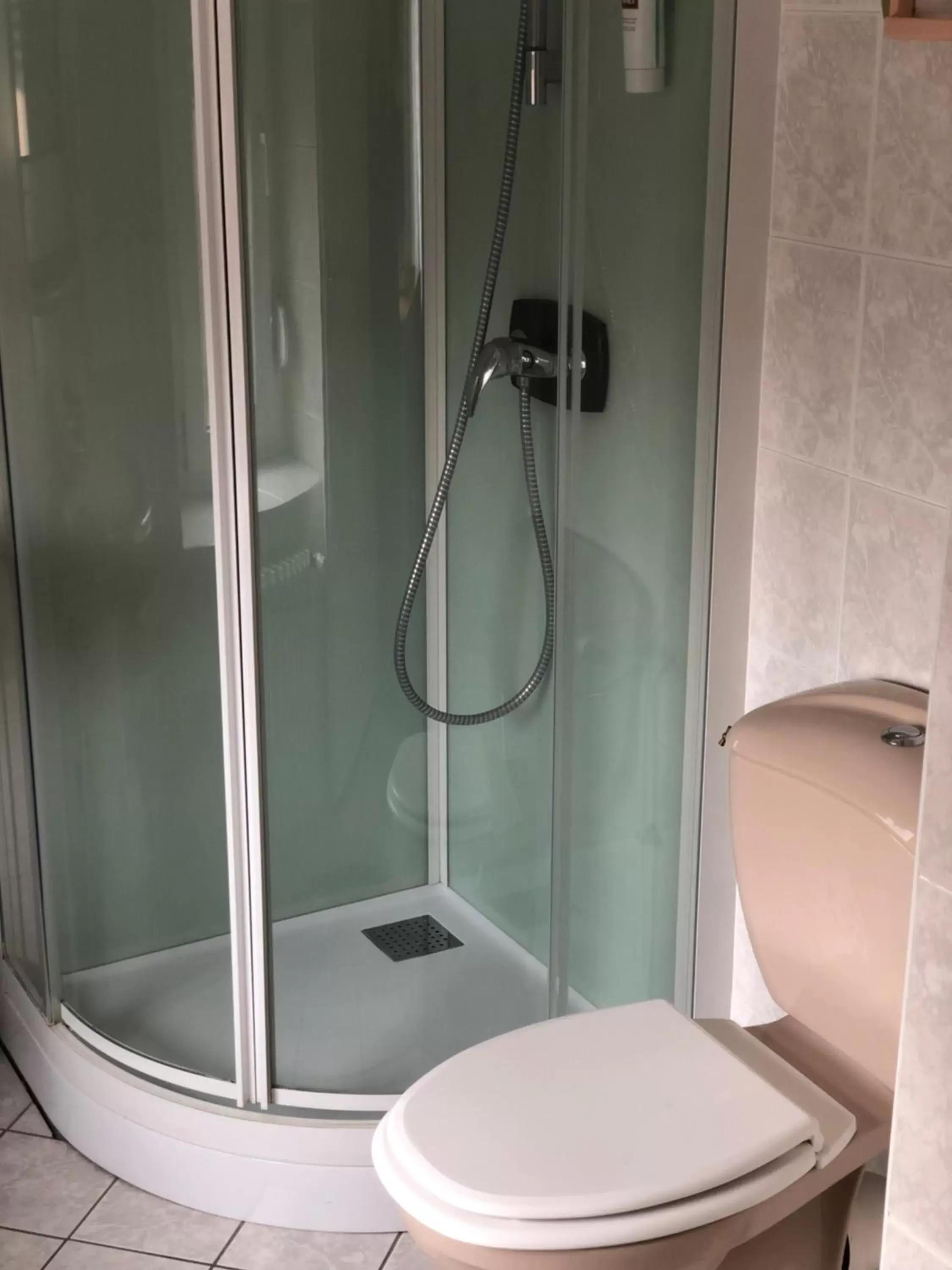 Bathroom in Enzo Hotels Neufchâteau by Kyriad Direct