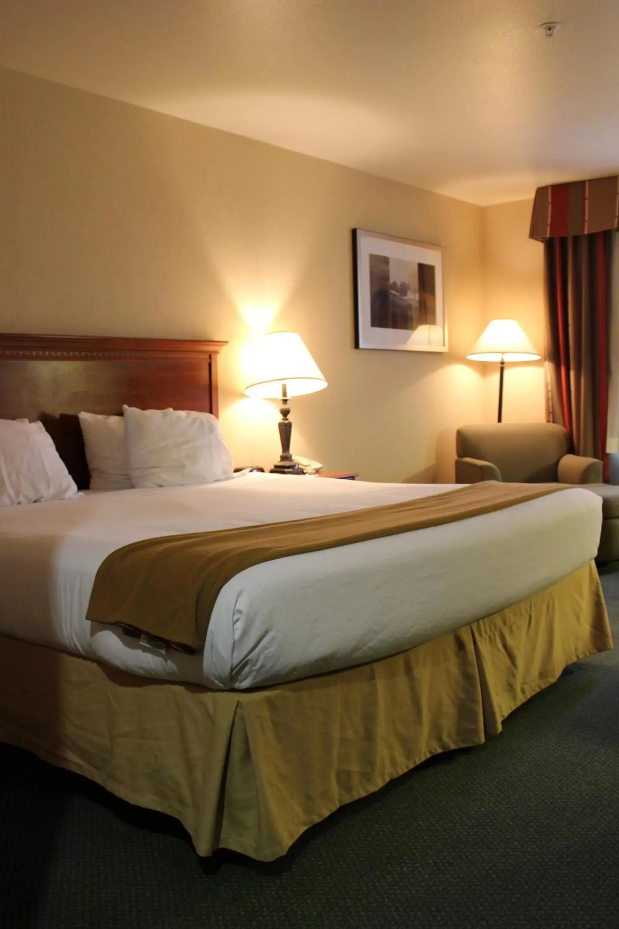 Bed in Holiday Inn Express Tehachapi by IHG Bed in Holiday Inn Express Tehachapi by IHG