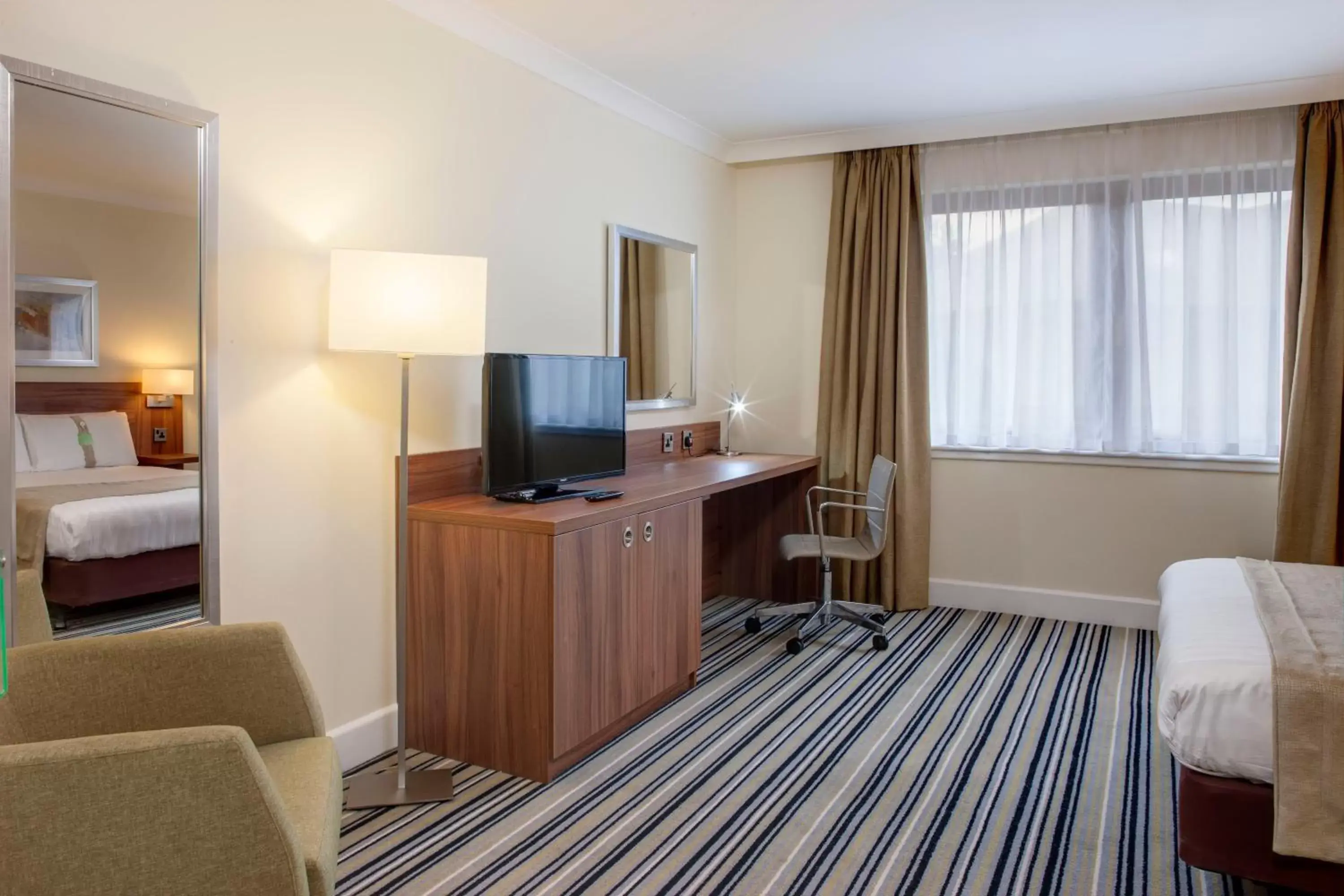 Photo of the whole room, TV/Entertainment Center in Holiday Inn Glasgow - East Kilbride, an IHG Hotel