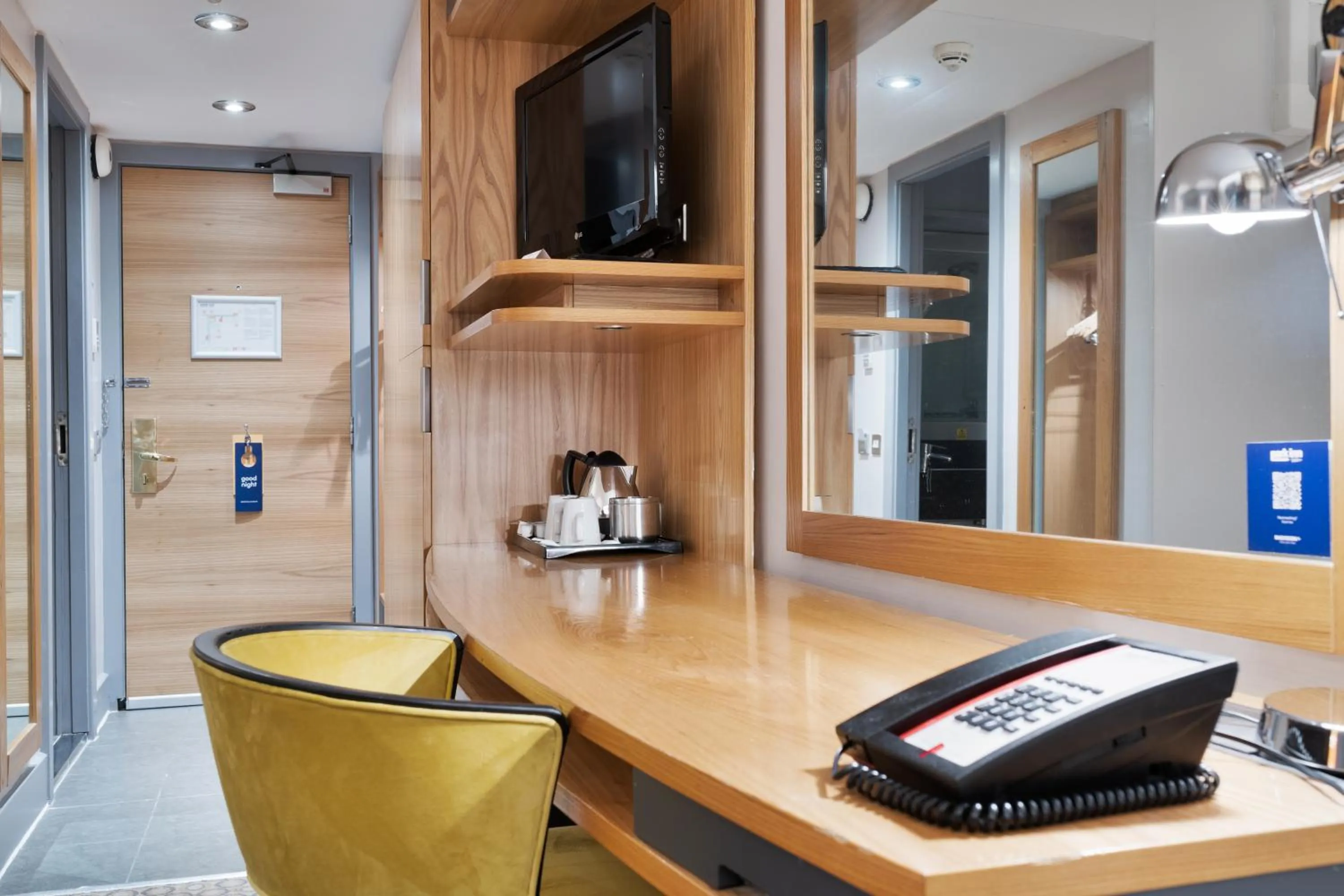 TV and multimedia in Park Inn by Radisson Cardiff City Centre