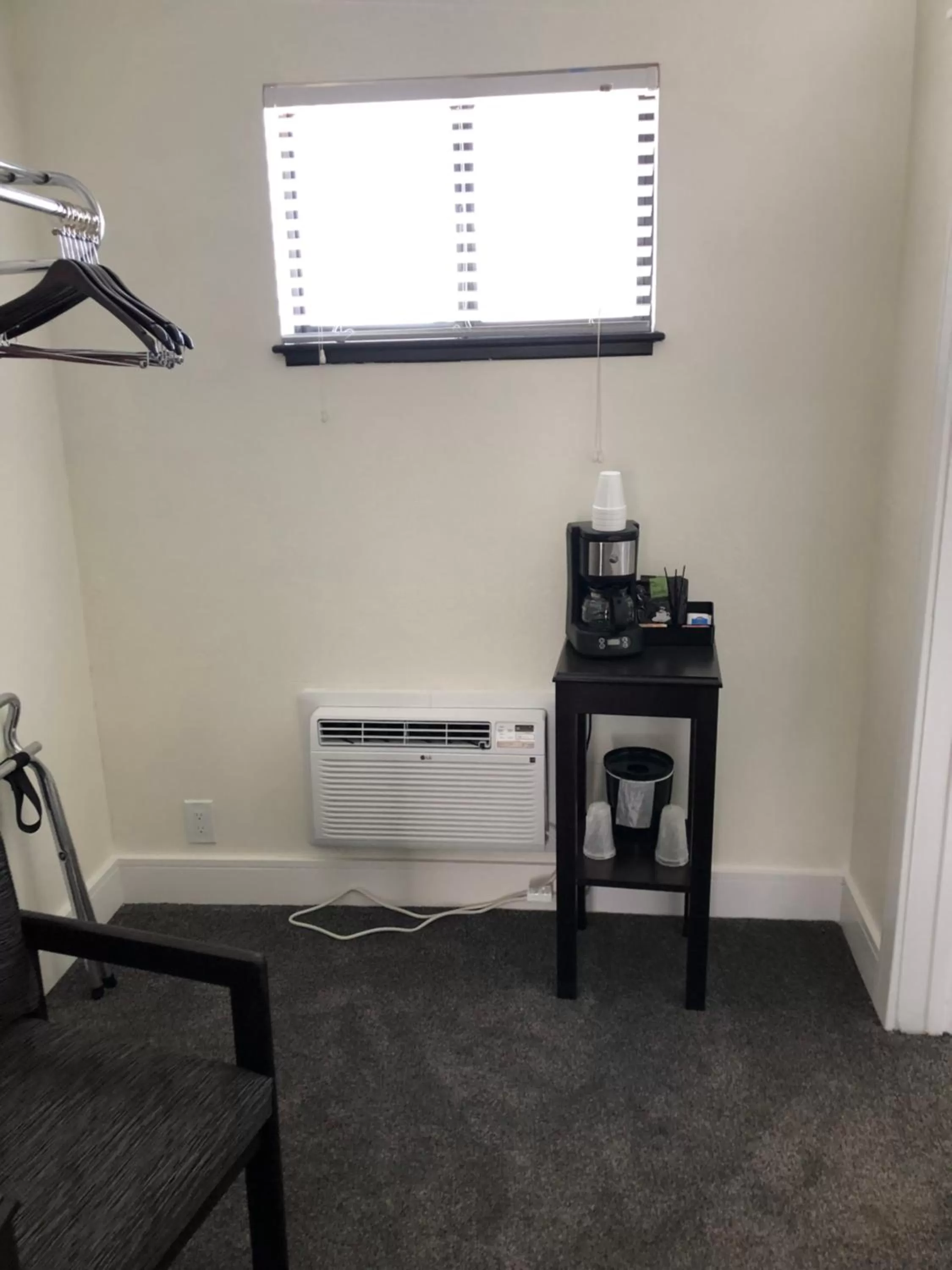 Coffee/tea facilities, TV/Entertainment Center in El Rancho Motel