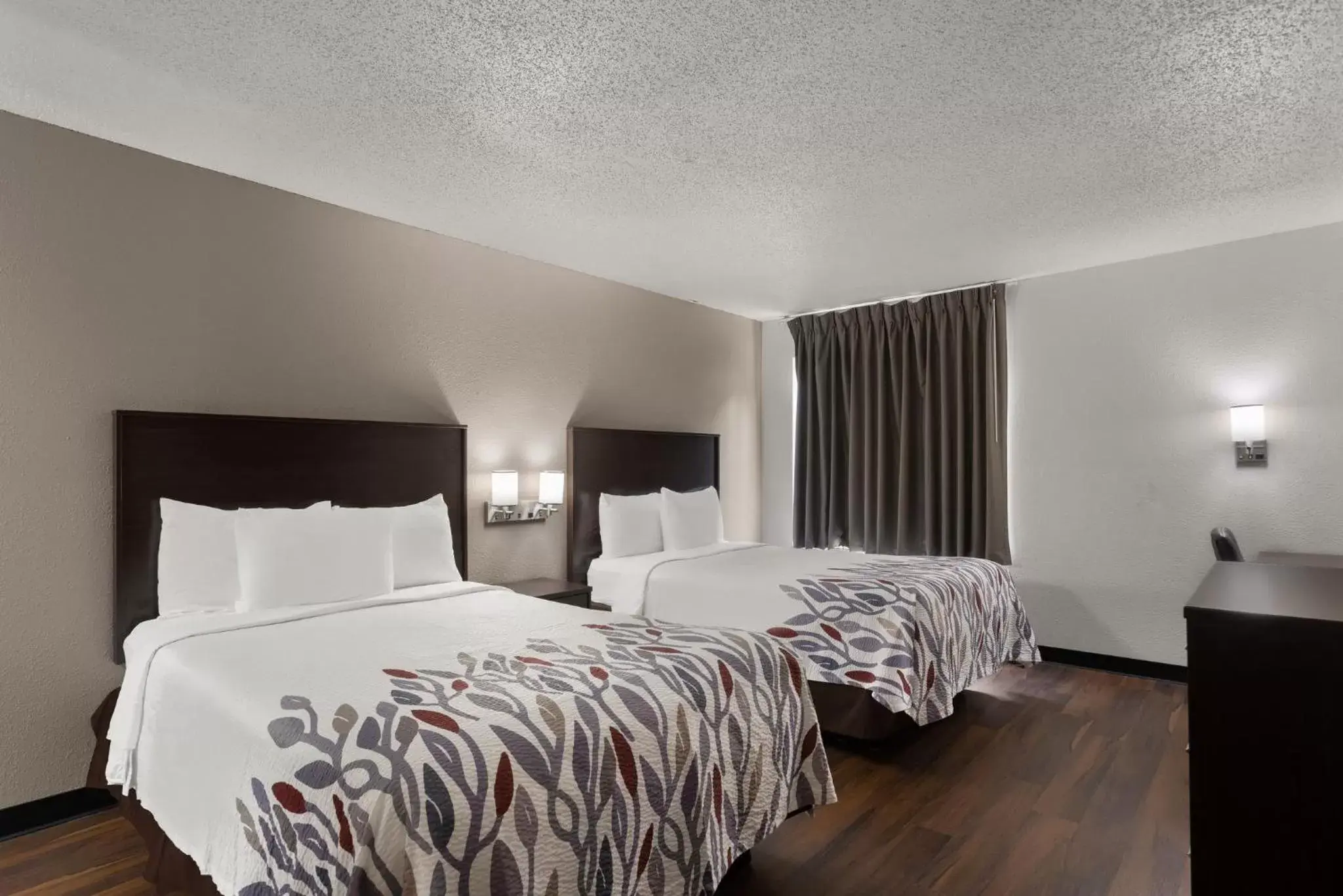 Photo of the whole room, Bed in Red Roof Inn & Suites Savannah Airport