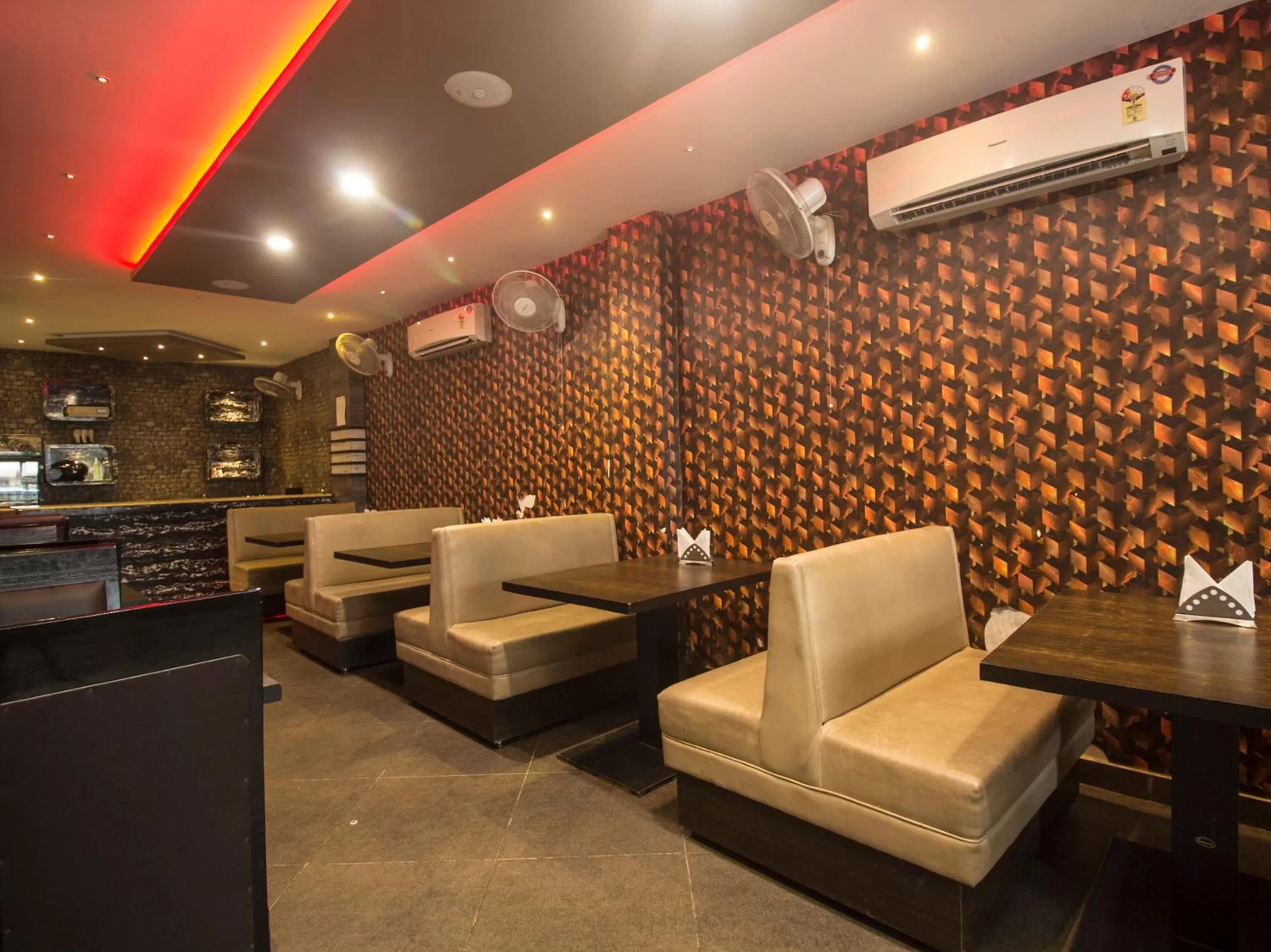 Restaurant/places to eat, Lobby/Reception in Hotel Mount View, Siliguri