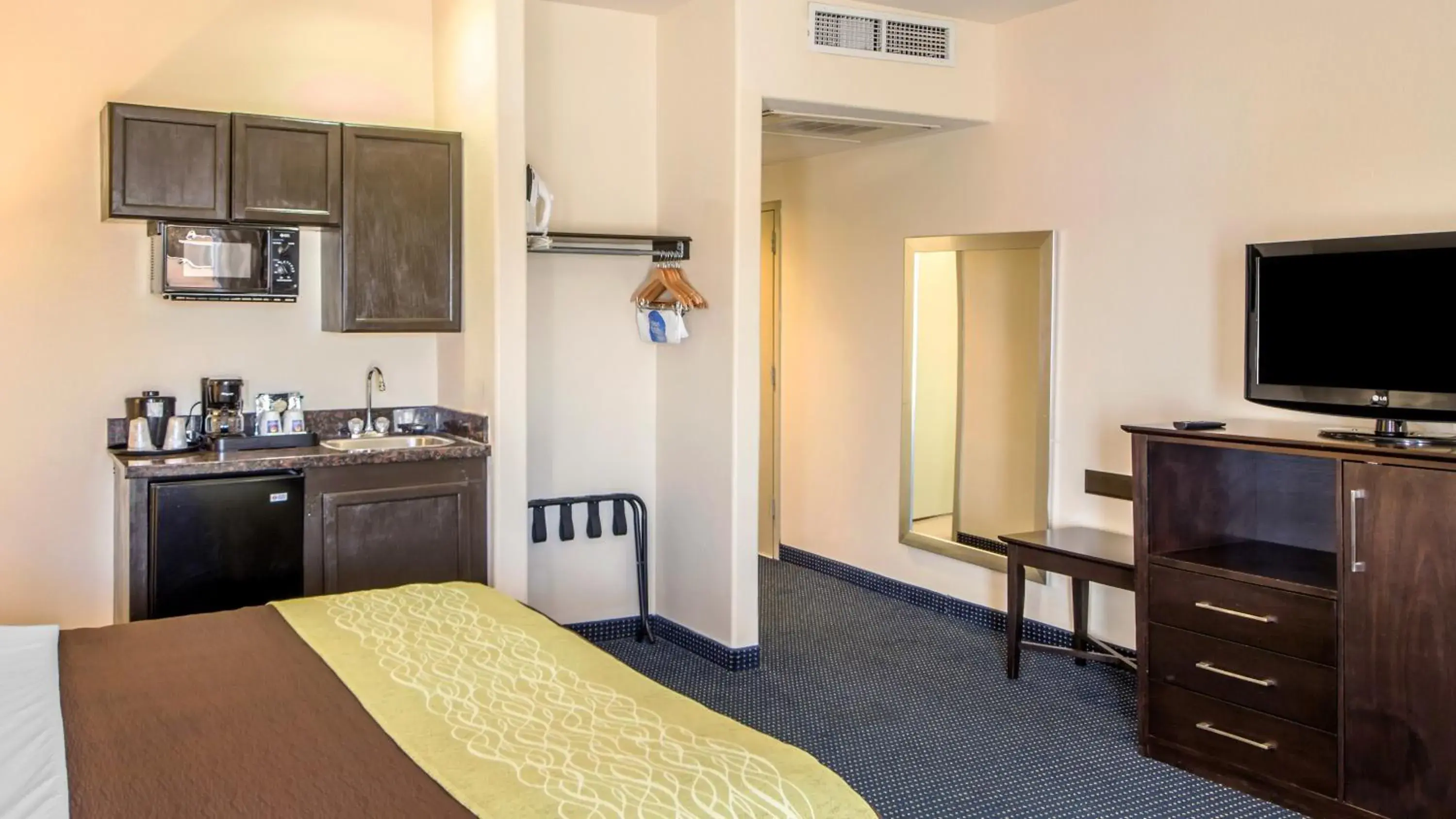 Standard Queen Room - Non-Smoking in Quality Inn Tulsa-Downtown West Standard Queen Room - Non-Smoking in Quality Inn Tulsa-Downtown West