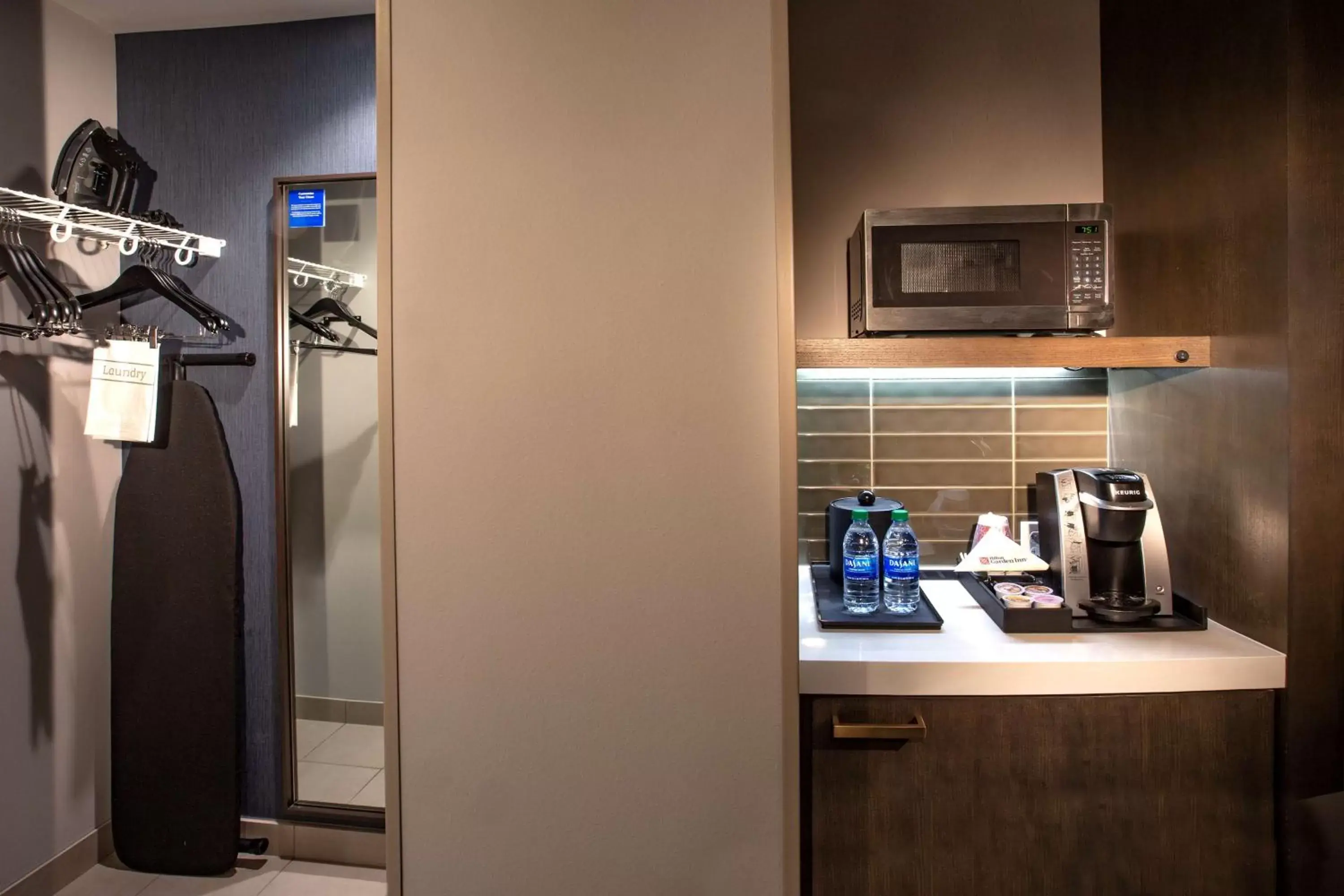 Photo of the whole room, Kitchen/Kitchenette in Hilton Garden Inn Redmond Town Center, Wa