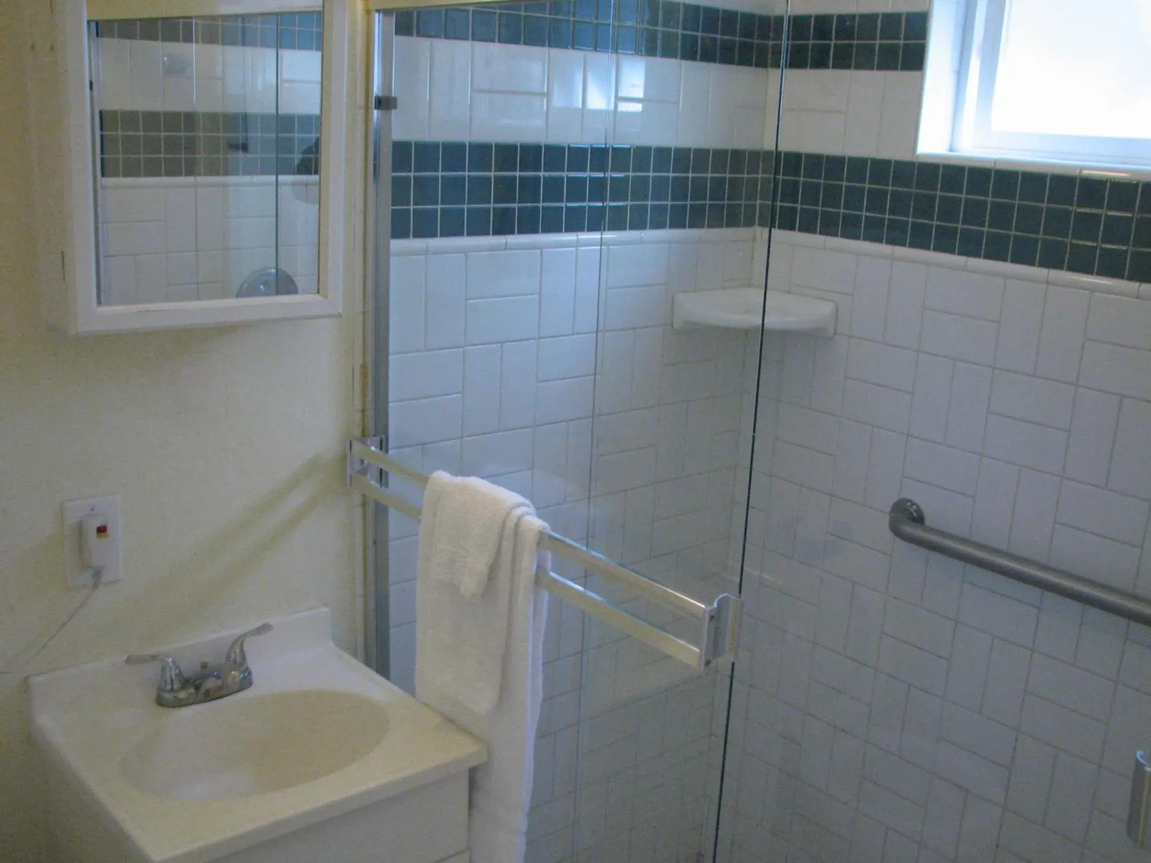 Shower, Bathroom in Oceana Boutique Hotel