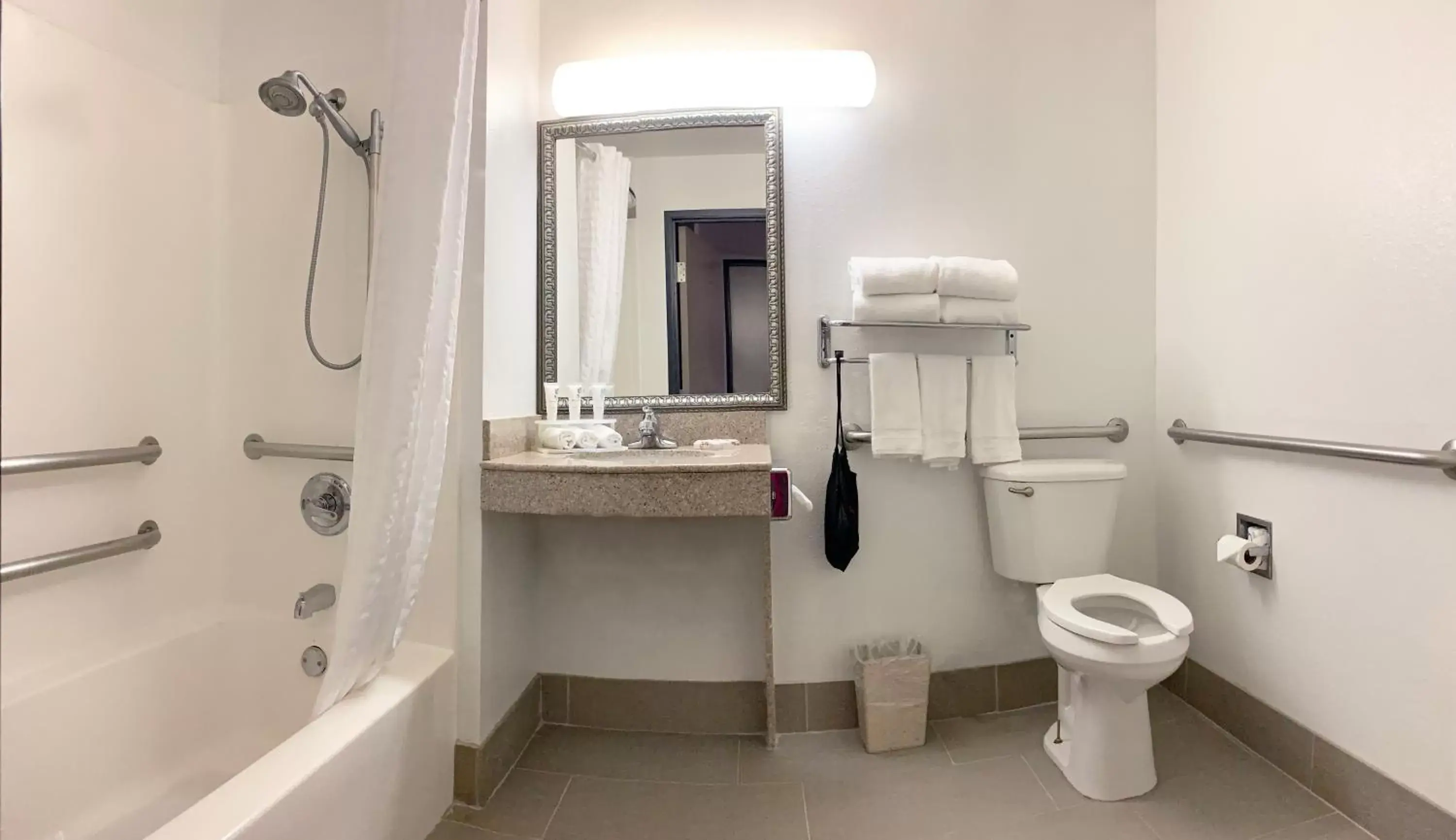 Bathroom in Country Inn & Suites by Radisson, Fort Worth West l-30 NAS JRB