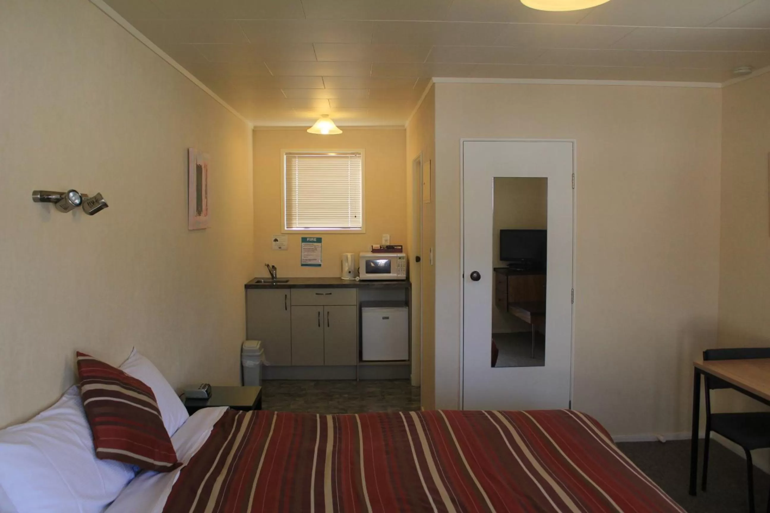 Kitchen or kitchenette, Bed in Coronation Court Motel
