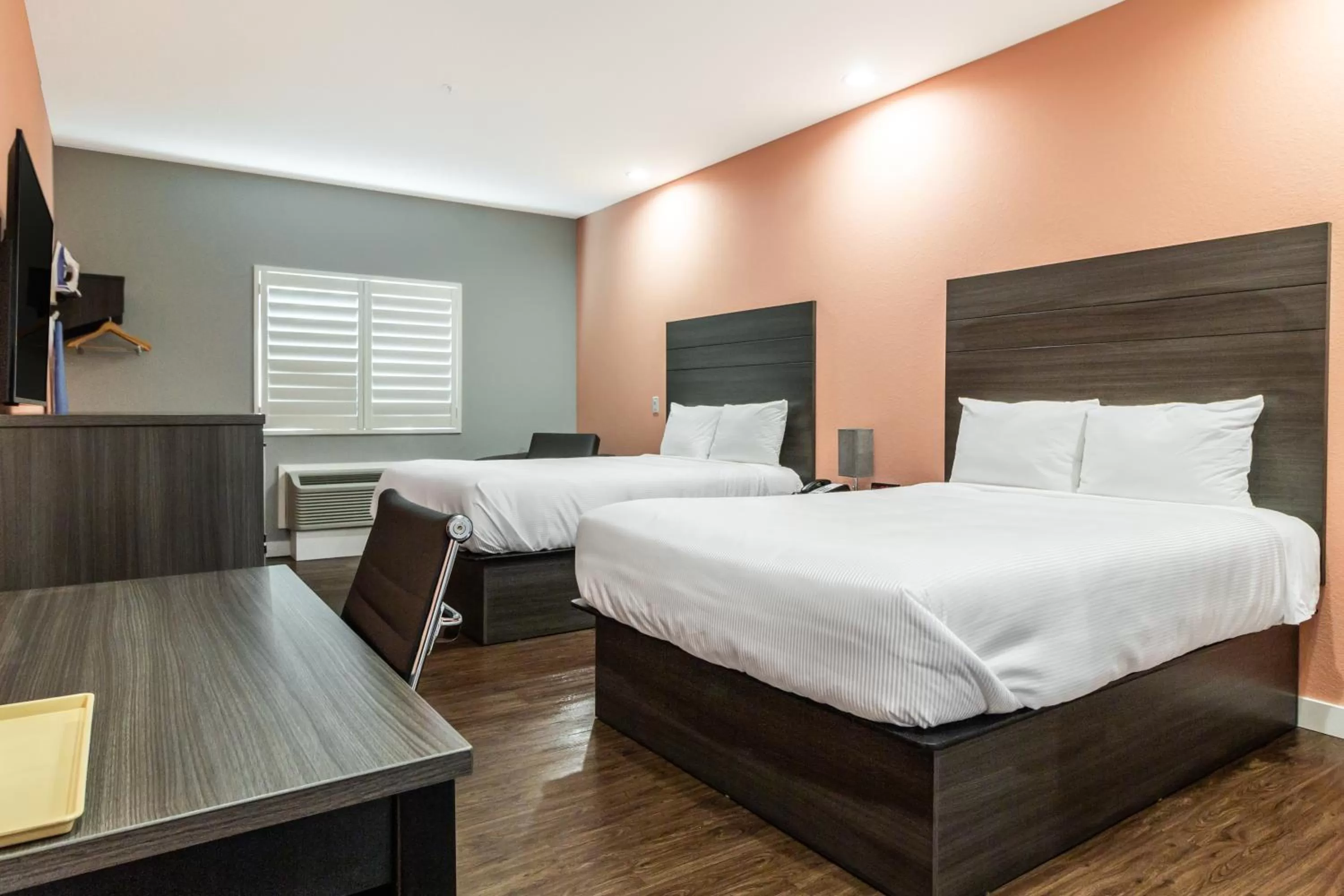 Bed in Scottish Inns & Suites Houston, TX