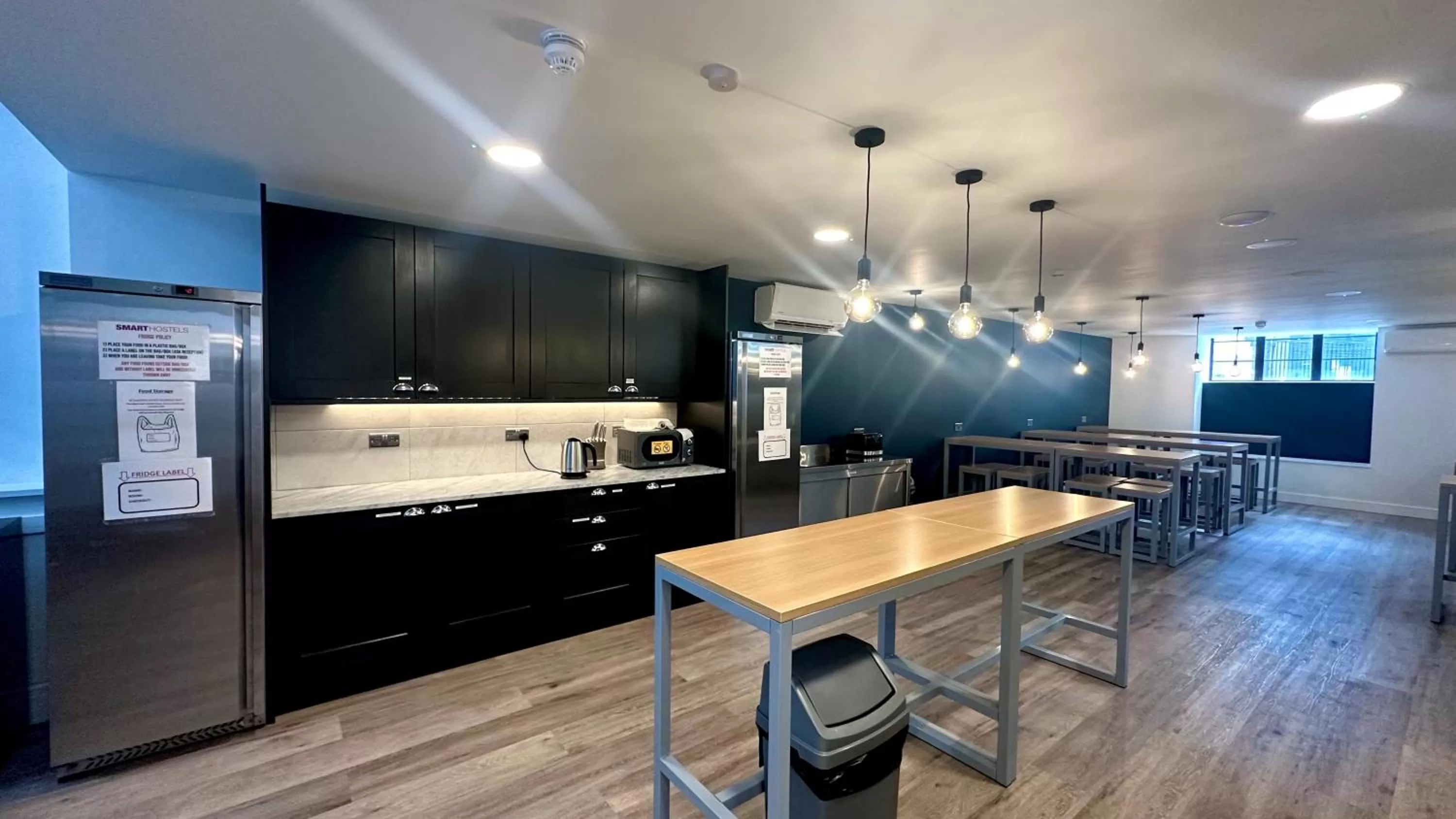 Communal kitchen in Smart Camden Inn