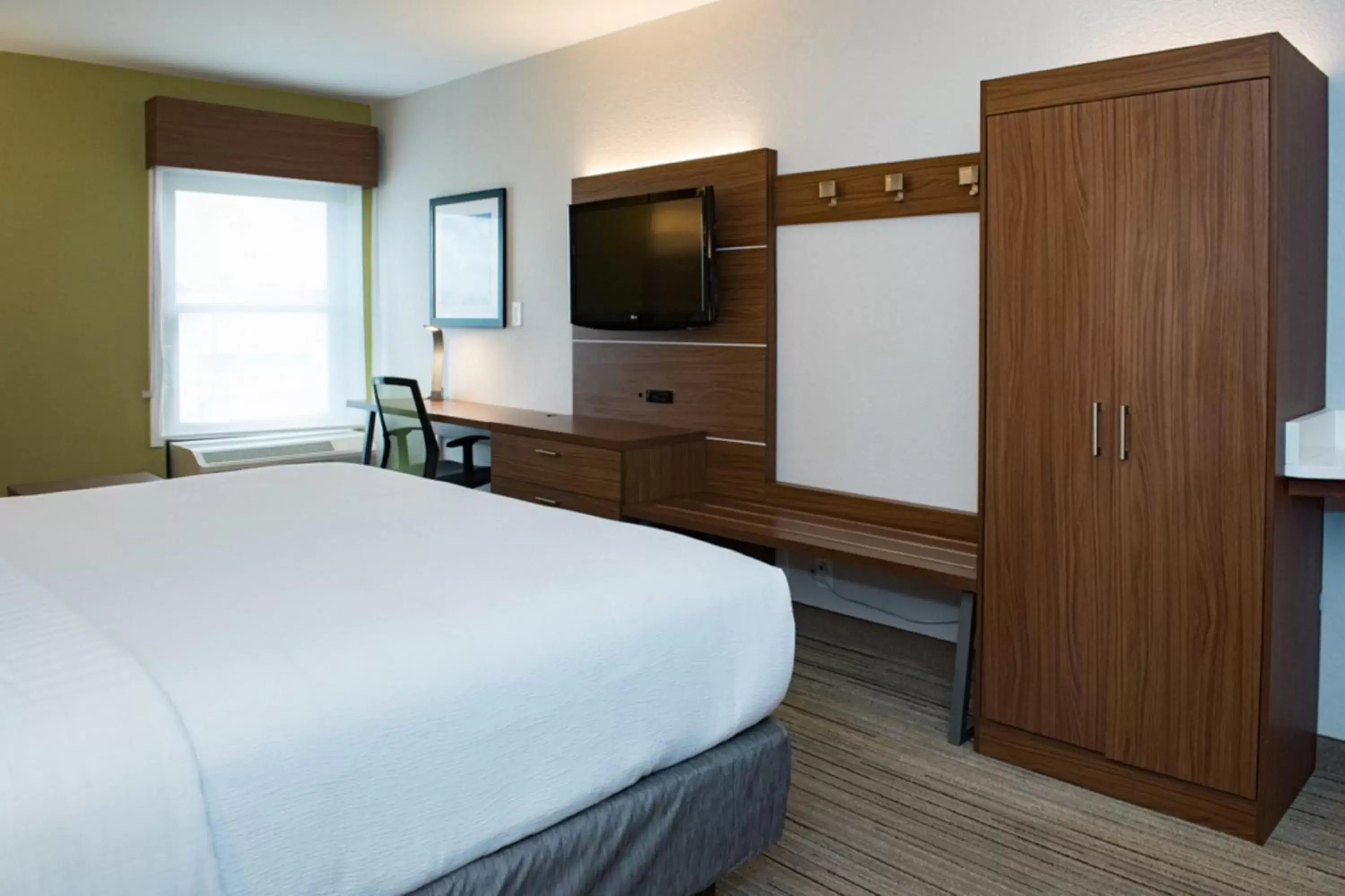Photo of the whole room, Bed in Holiday Inn Express Pascagoula-Moss Point, an IHG Hotel