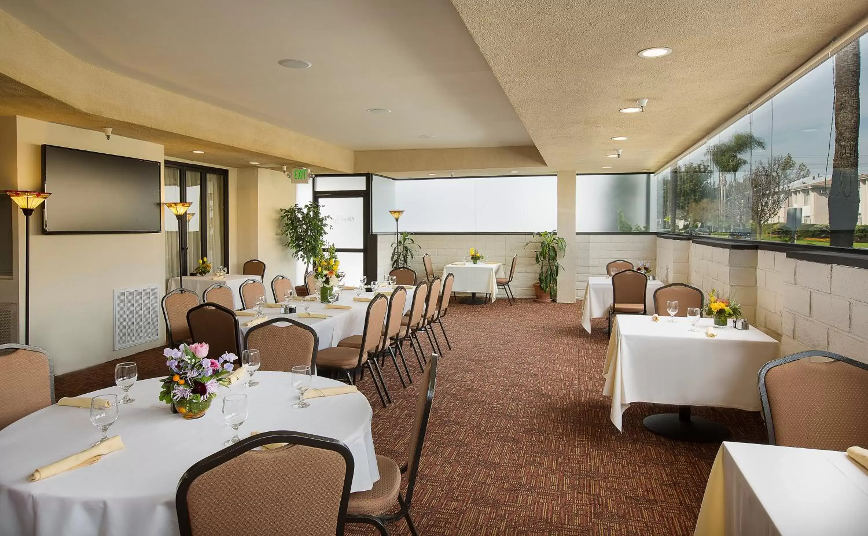 Restaurant/Places to Eat in Safari Inn, a Coast Hotel