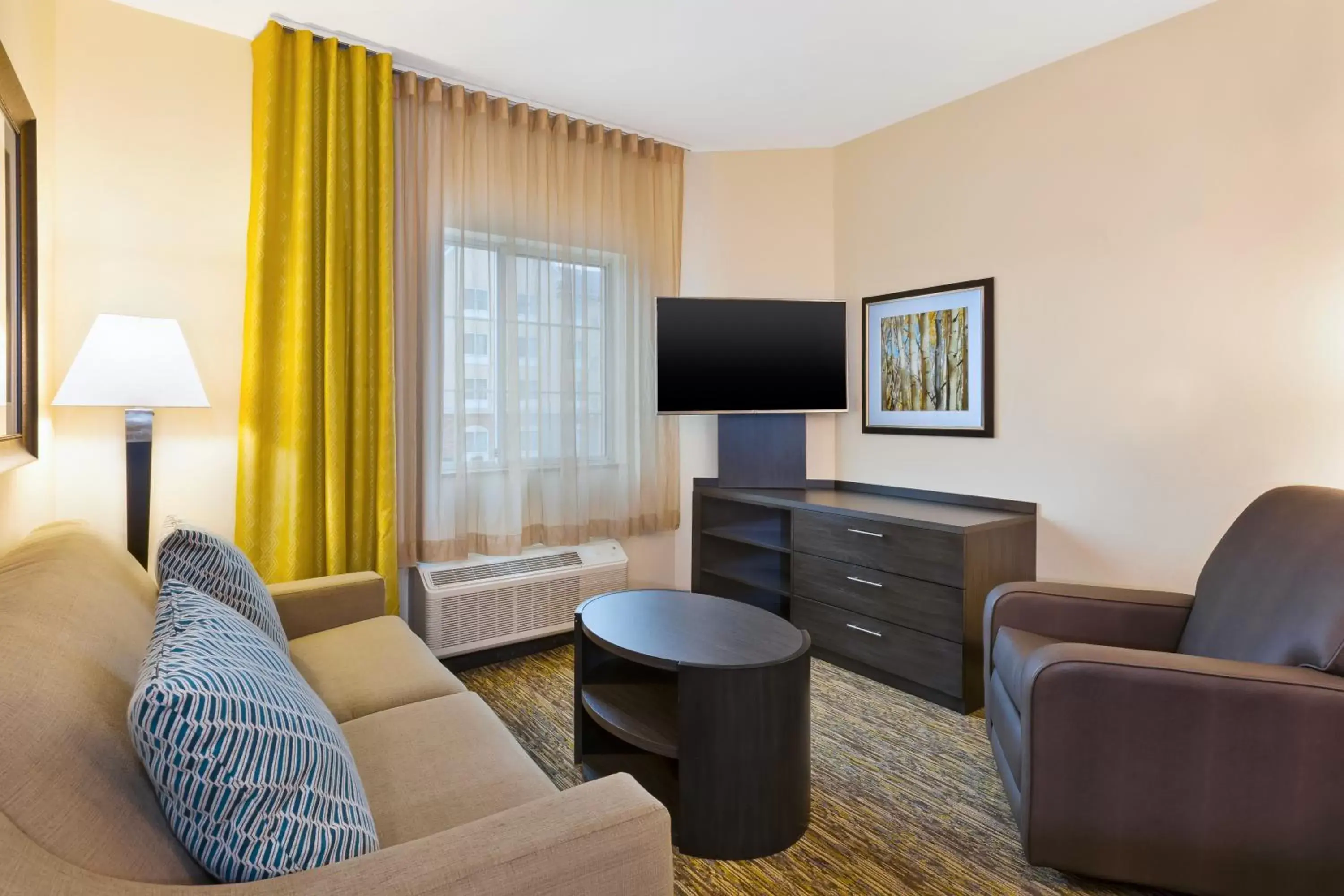 Living room, TV/Entertainment Center in Candlewood Suites Washington North, an IHG Hotel