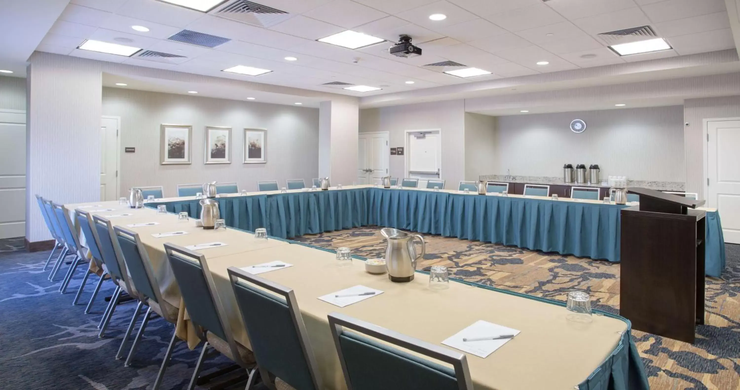Meeting/conference room in Hampton Inn & Suites Denver Airport / Gateway Park