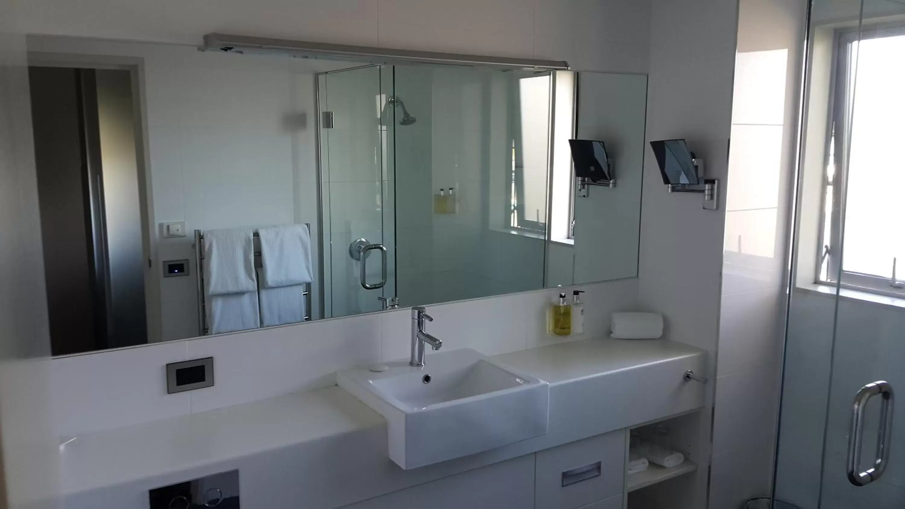 Shower, Bathroom in Airport Gateway Motor Lodge