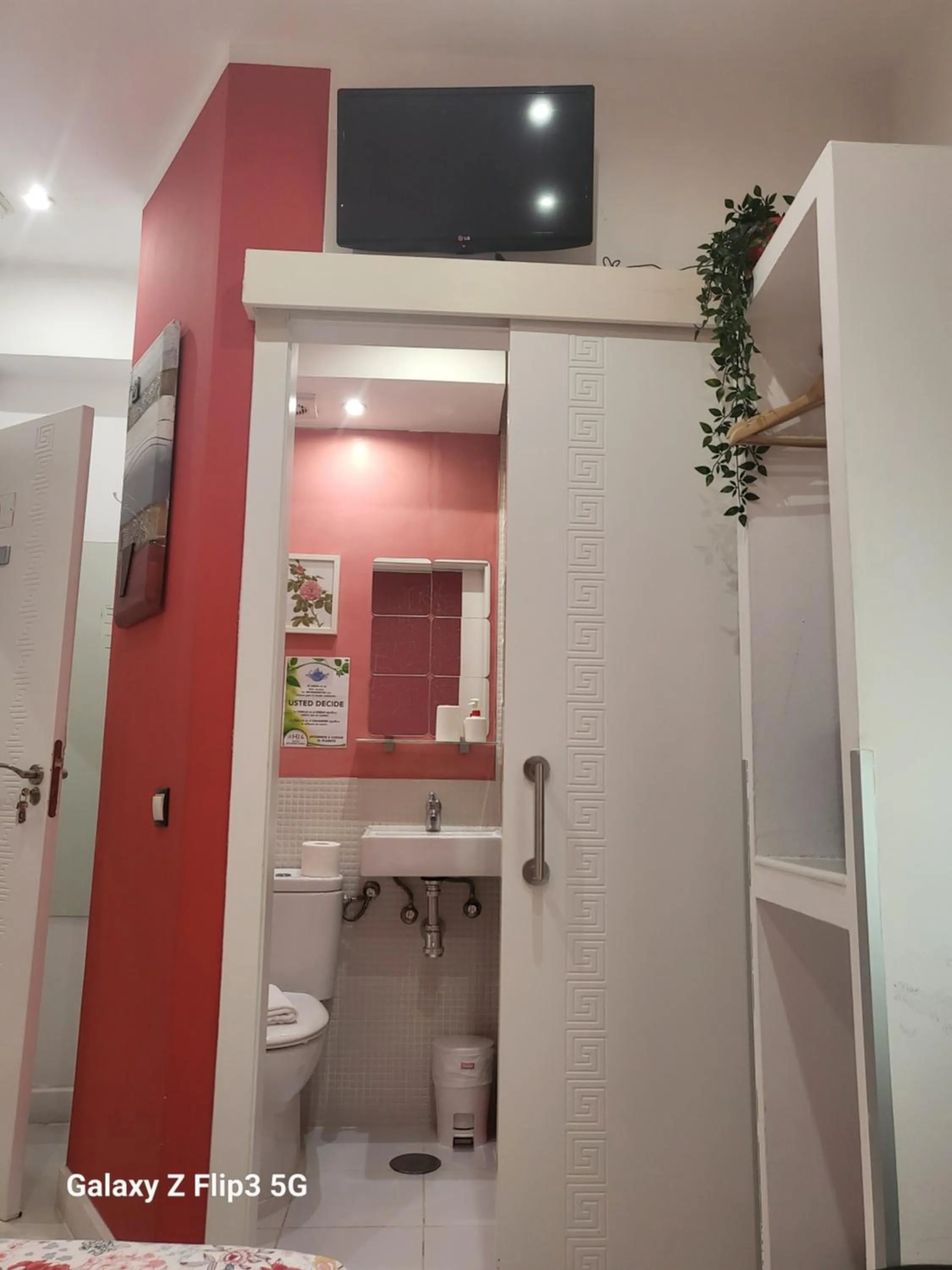 Shower in Hostal Inn Madrid