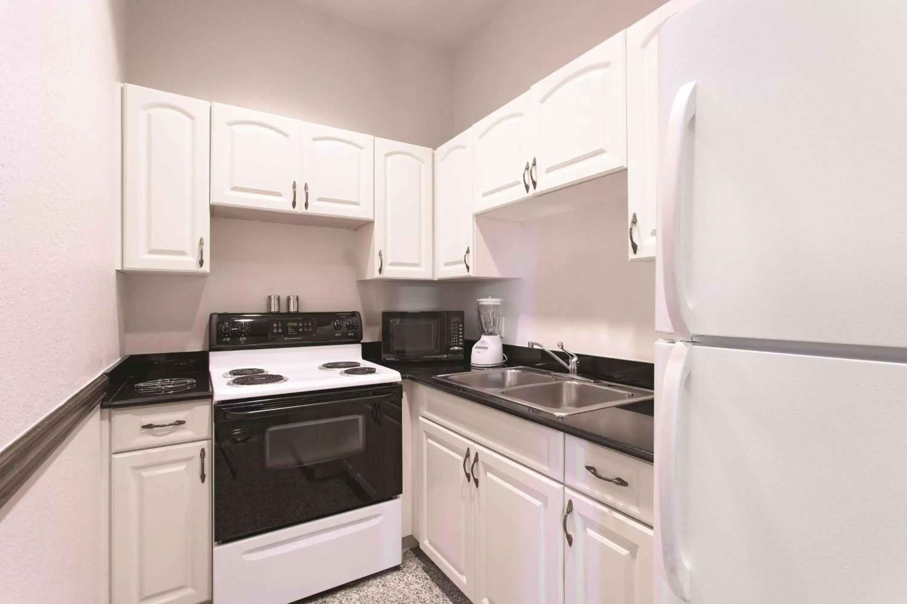 Kitchen or kitchenette, Kitchen/Kitchenette in La Quinta by Wyndham Tampa Bay Area-Tampa South