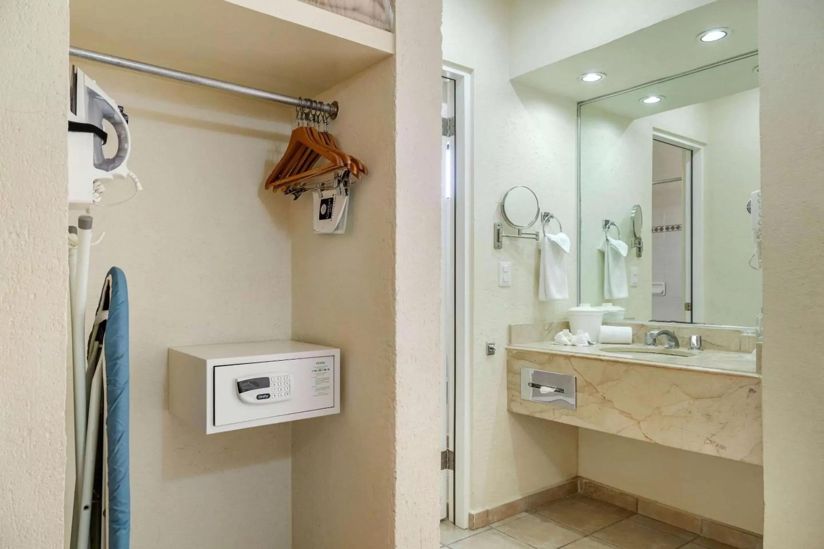 Bathroom in Comfort Inn Tampico