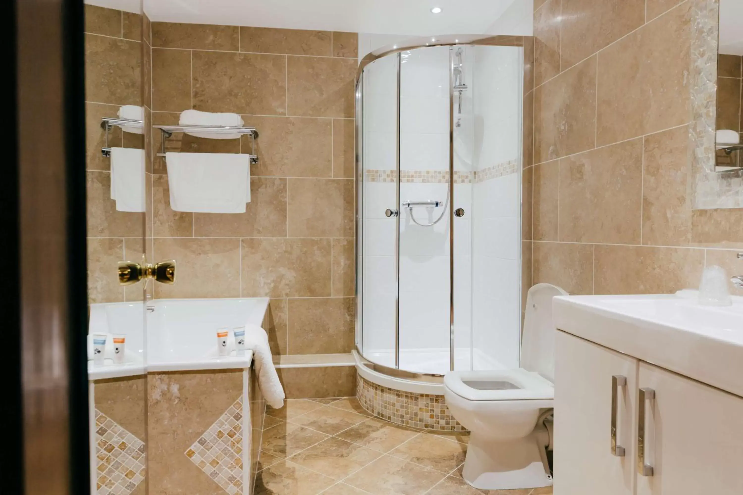 Photo of the whole room, Bathroom in Best Western Bradford Guide Post Hotel