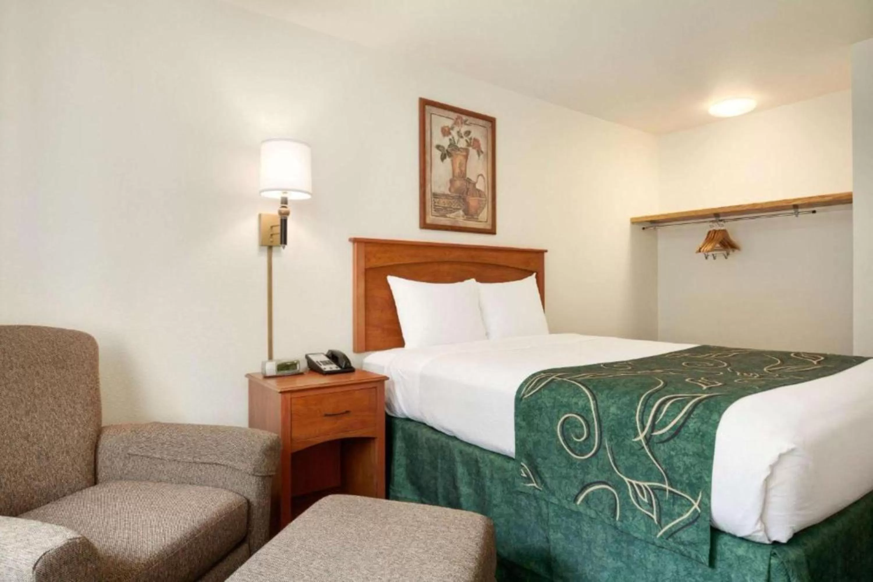 Bed in Travelodge by Wyndham Dunsmuir