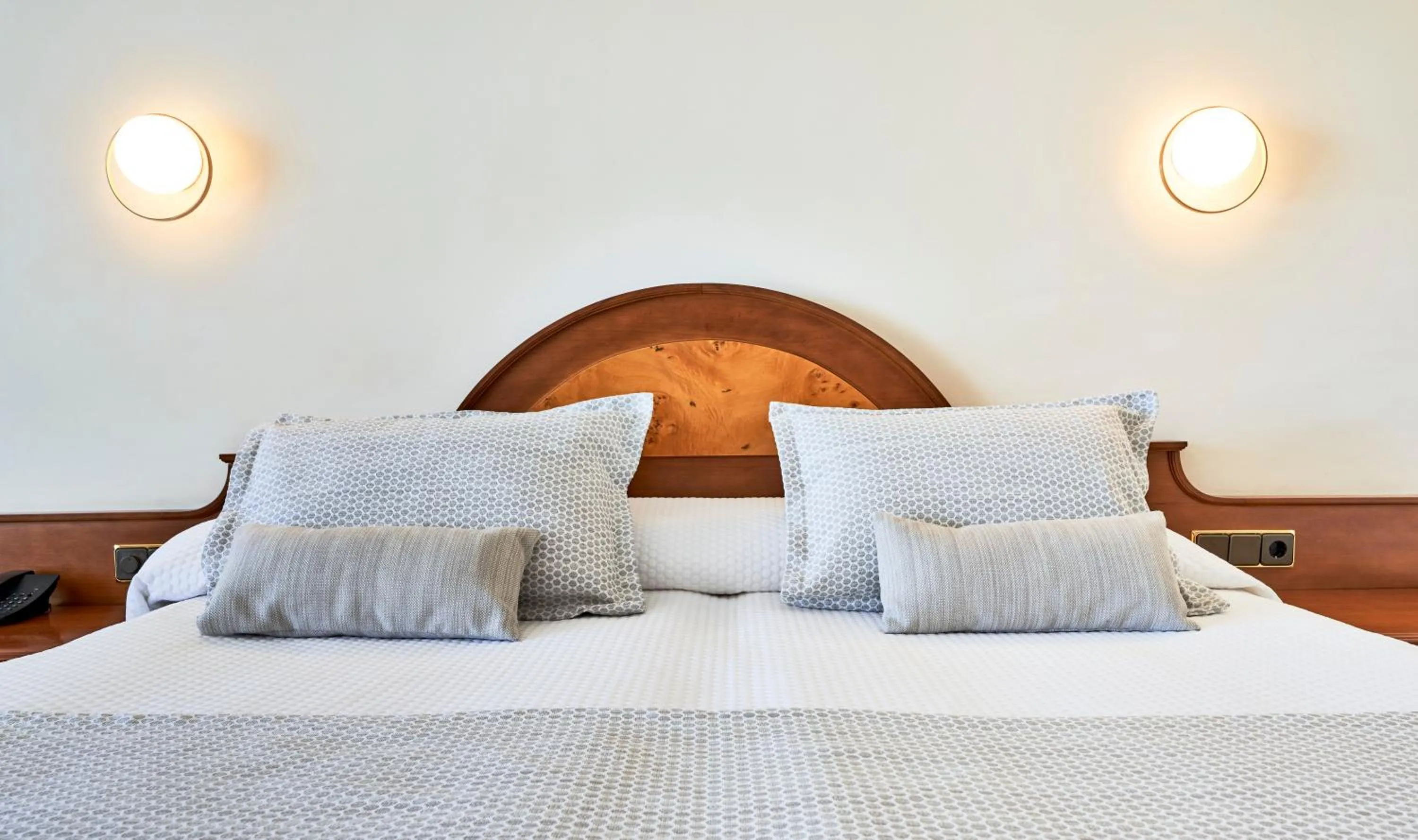 Twin Room (2 Adults + 1 Child) in Hotel Serrano Palace