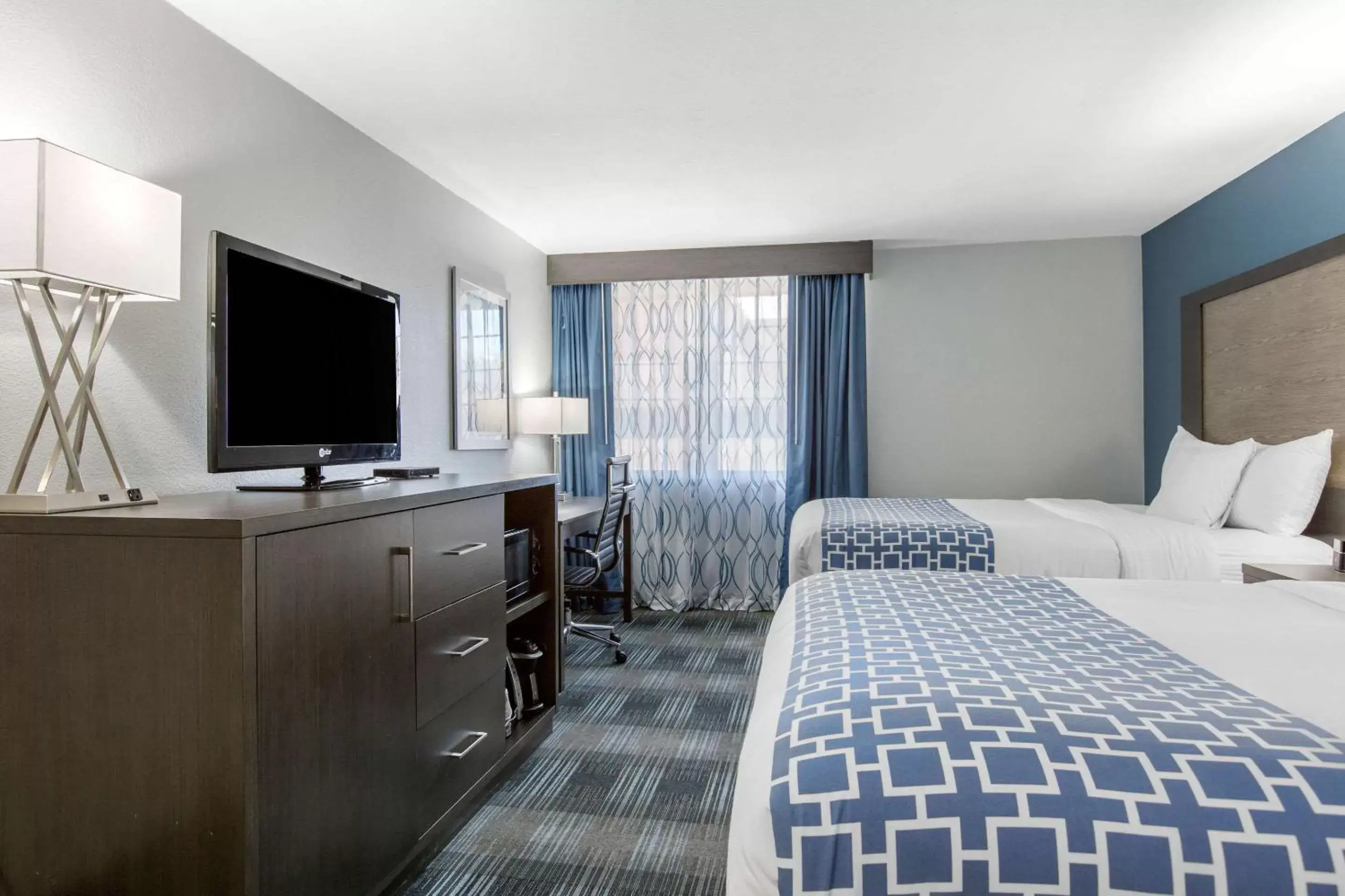 Bedroom, TV/Entertainment Center in Cielo Hotel Bishop-Mammoth, Ascend Hotel Collection