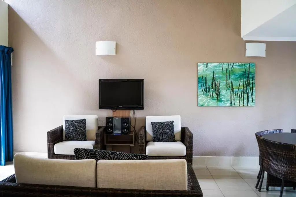 Living room, TV/Entertainment Center in Reef Resort Villas Port Douglas