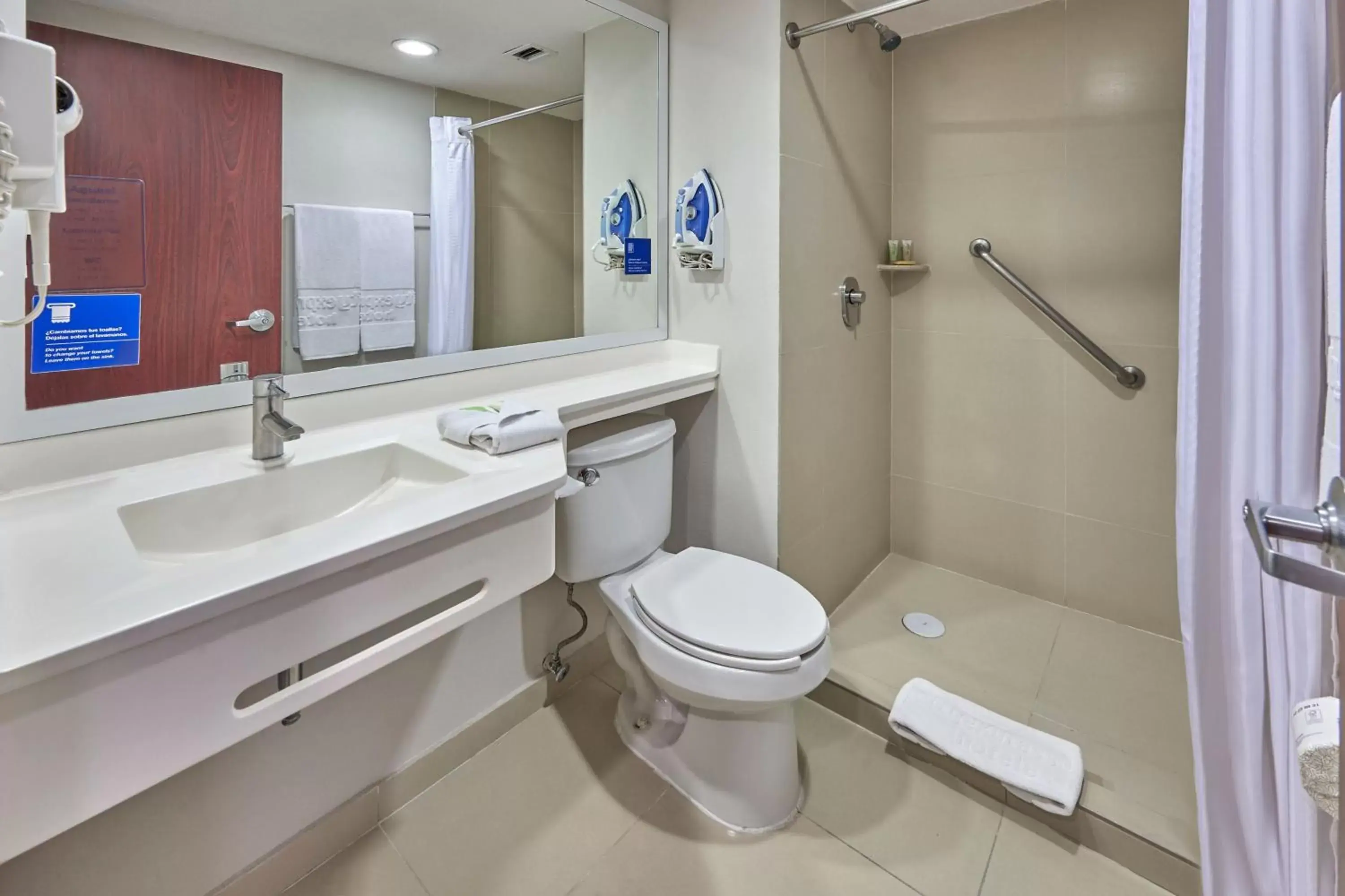 Photo of the whole room, Bathroom in City Express by Marriott Aguascalientes Sur