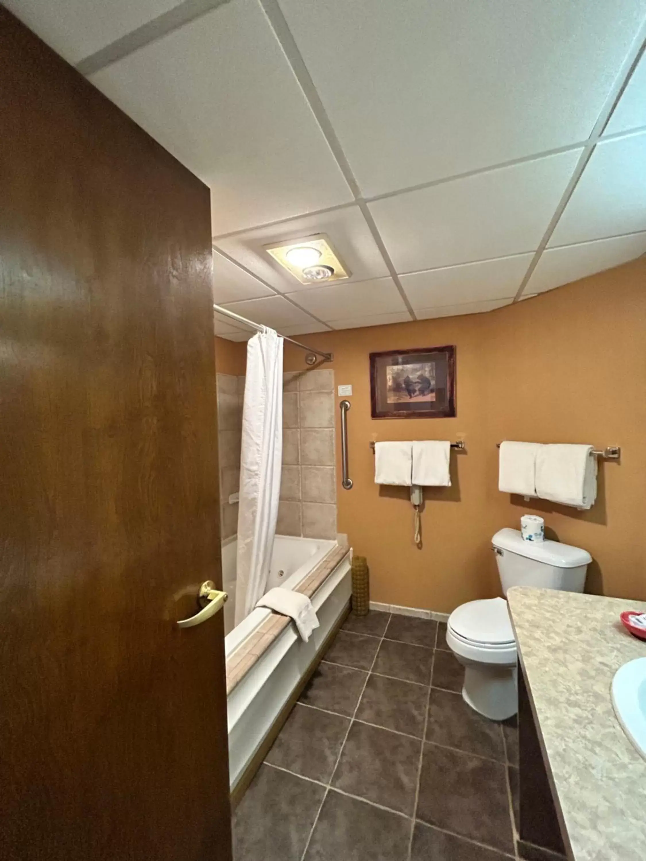 Bathroom in The Common Man Inn, Spa & Lodge