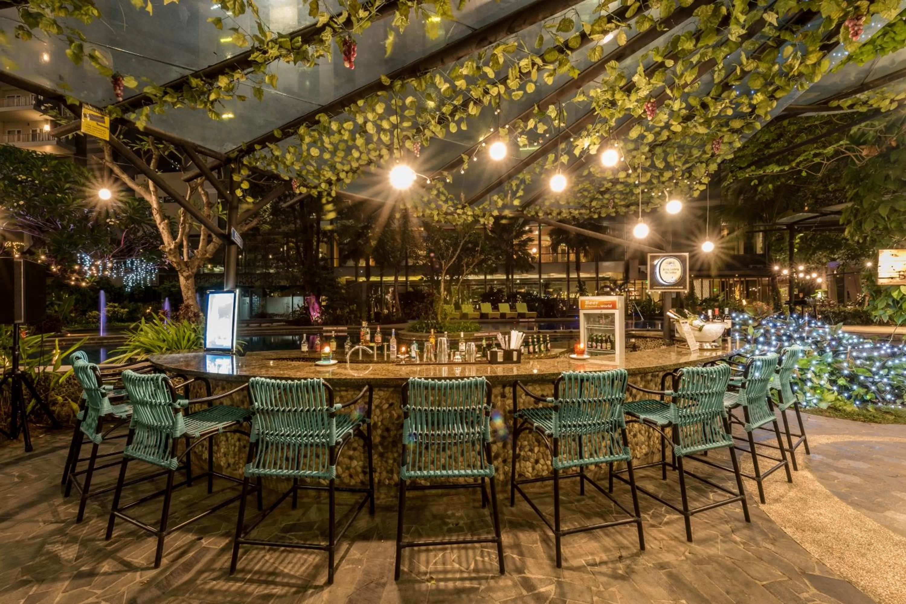 Restaurant/places to eat in Holiday Inn Cikarang Jababeka by IHG