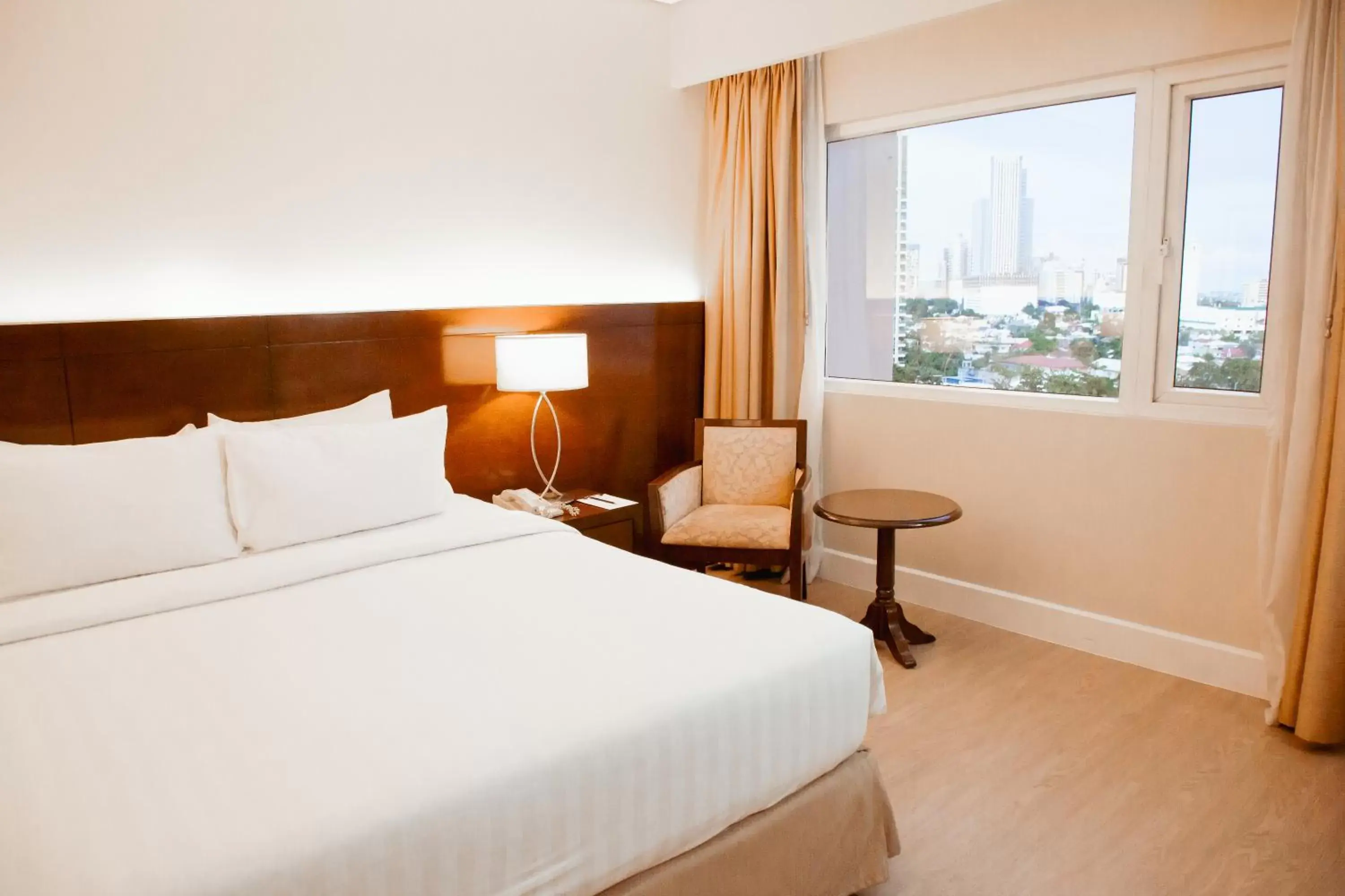 Bedroom, Bed in Harolds Evotel Cebu