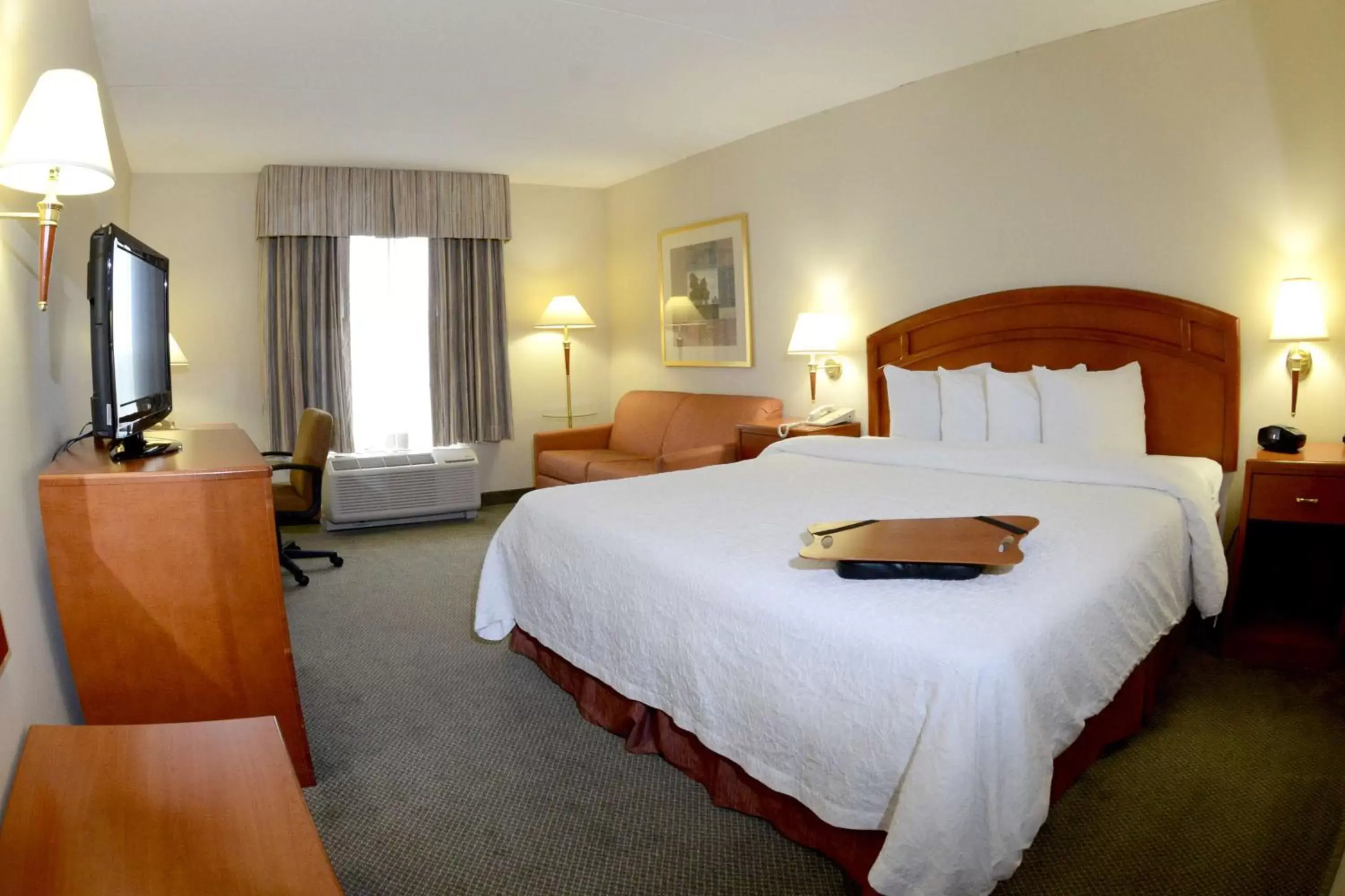 Bed in Hampton Inn & Suites by Hilton Windsor