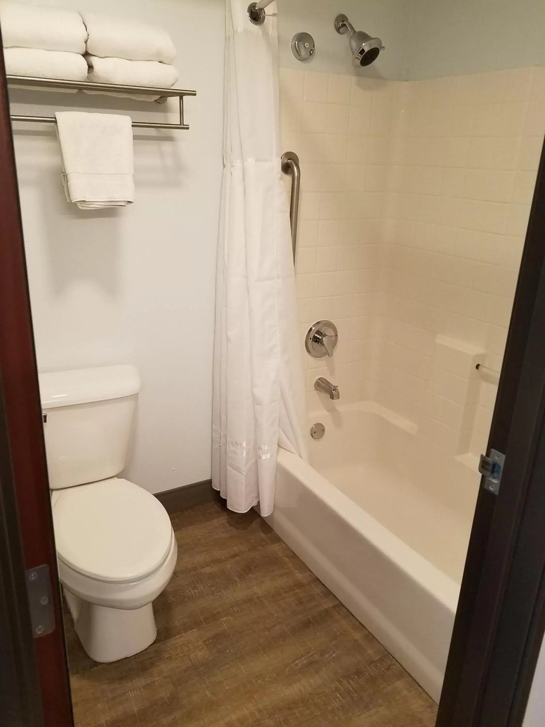 Bedroom, Bathroom in Best Western Sandy Inn