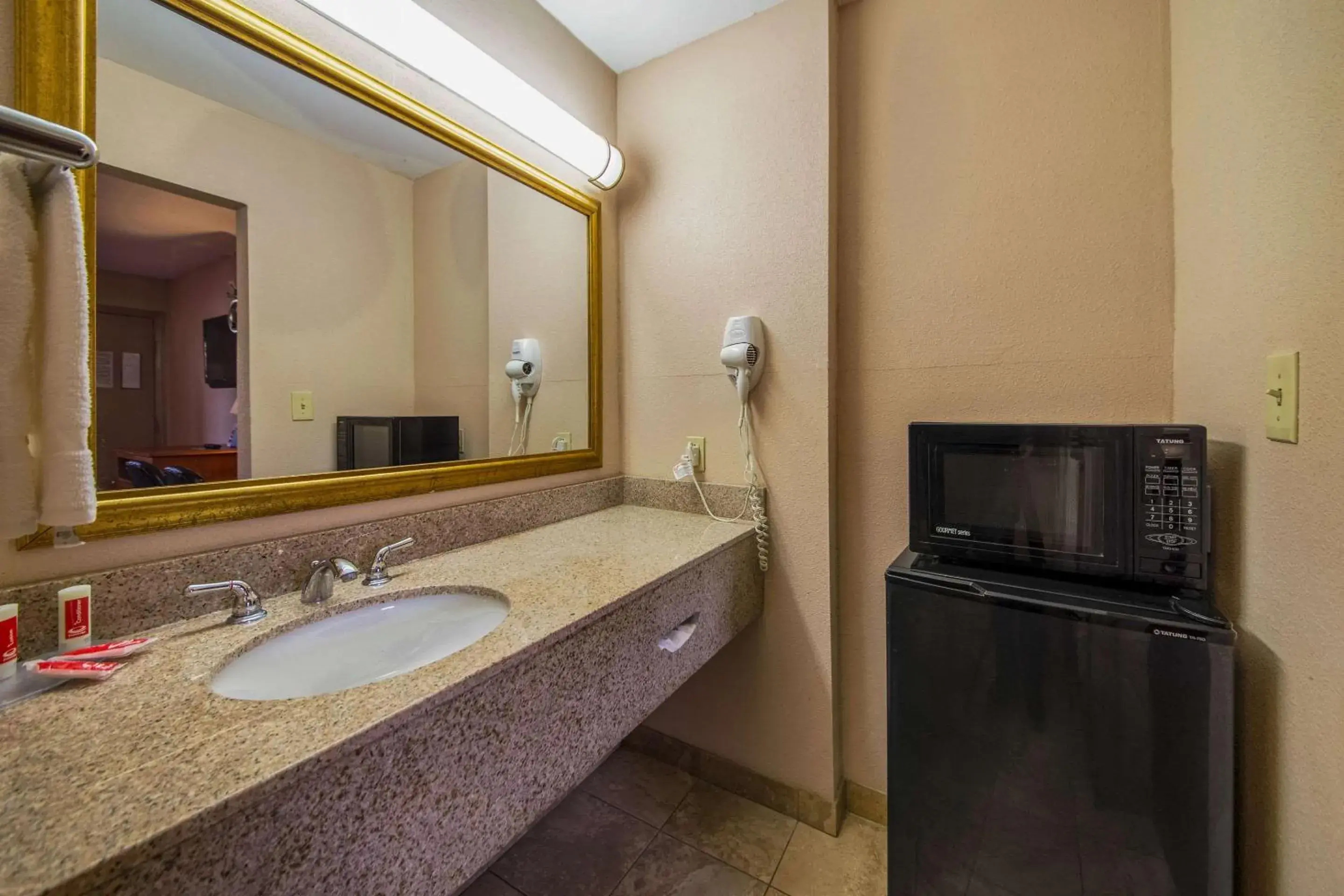 Photo of the whole room, Bathroom in Econo Lodge Mount Laurel