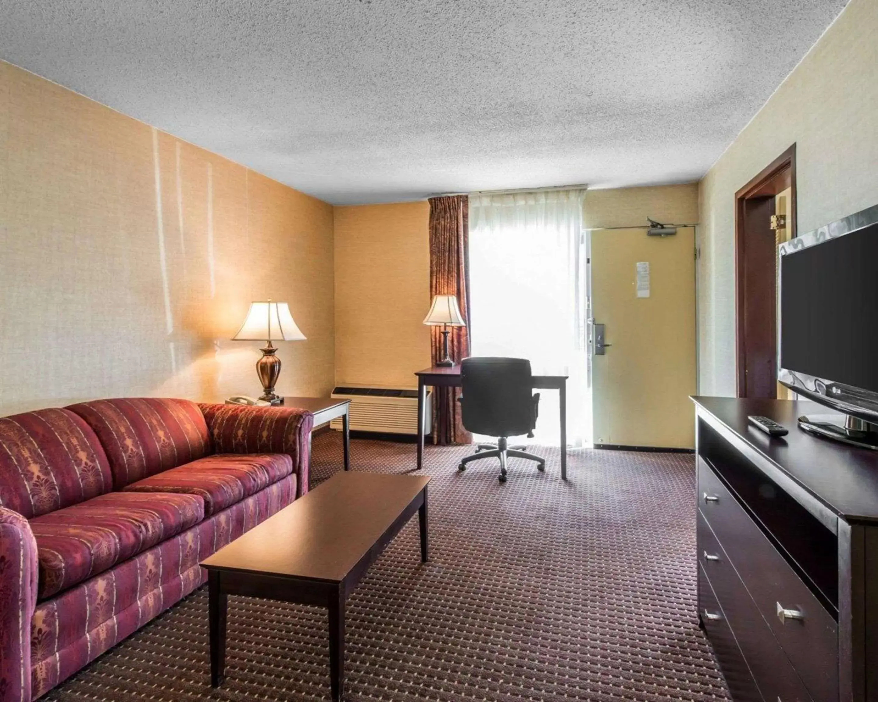 Photo of the whole room, Seating Area in Quality Inn & Suites Conference Center Across from Casino