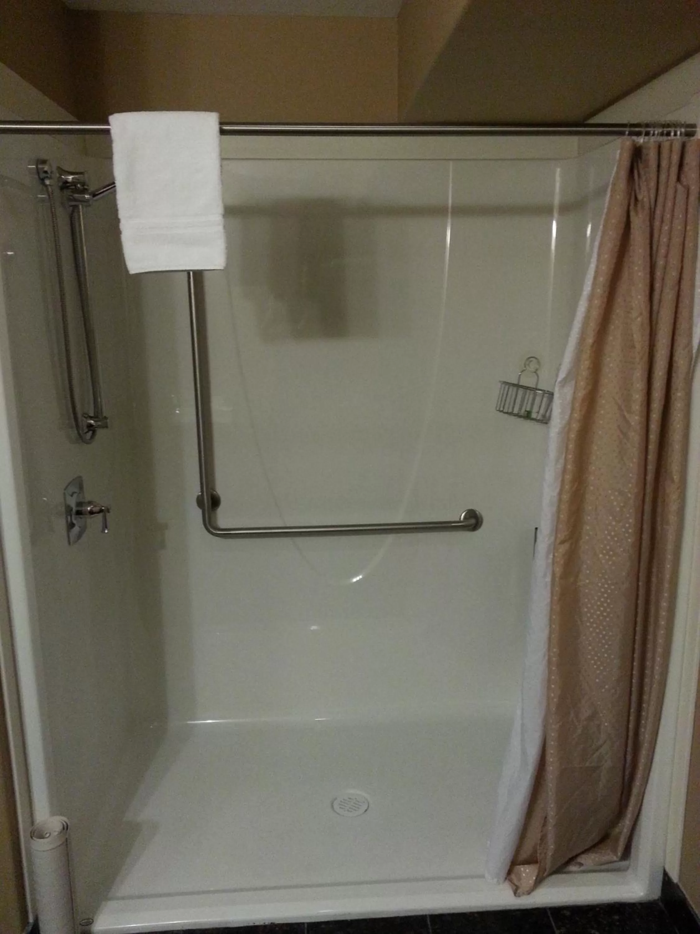 Queen Room - Disability Access in Camrose Resort Hotel