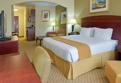 Photo of the whole room, Bed in Holiday Inn Express Hotel & Suites Winnie, an IHG Hotel