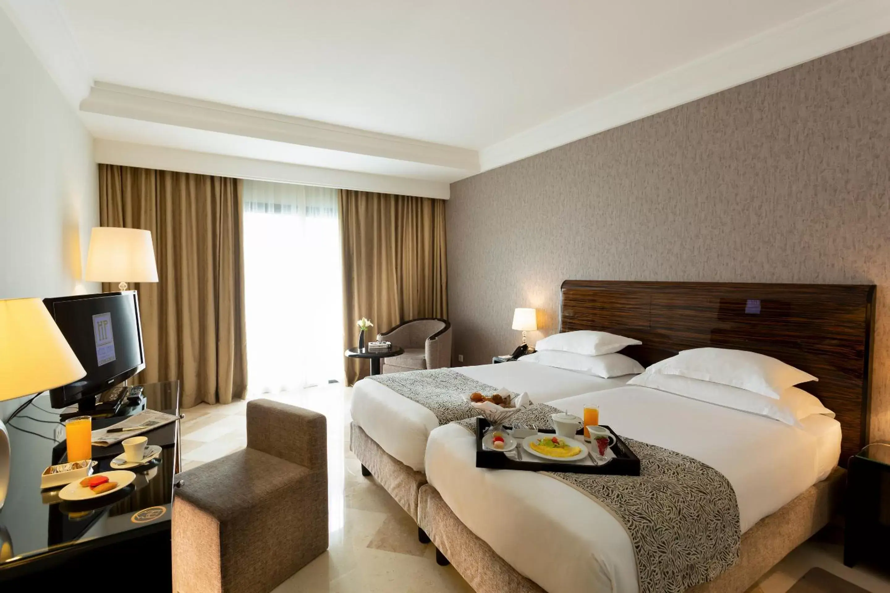 Photo of the whole room, Bed in Occidental Lac Tunis Photo of the whole room, Bed in Occidental Lac Tunis