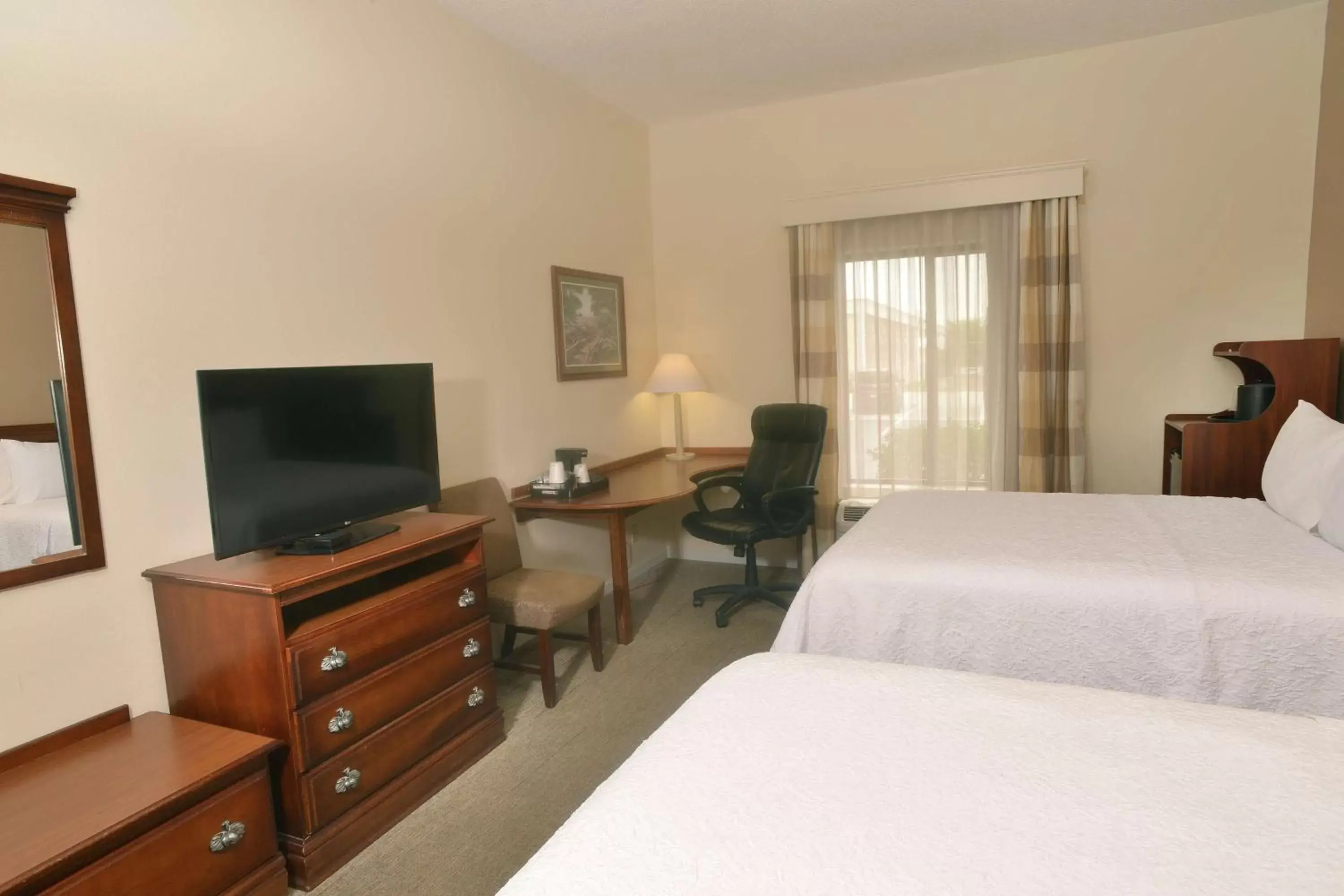 Bedroom, TV/Entertainment Center in Hampton Inn & Suites Springfield