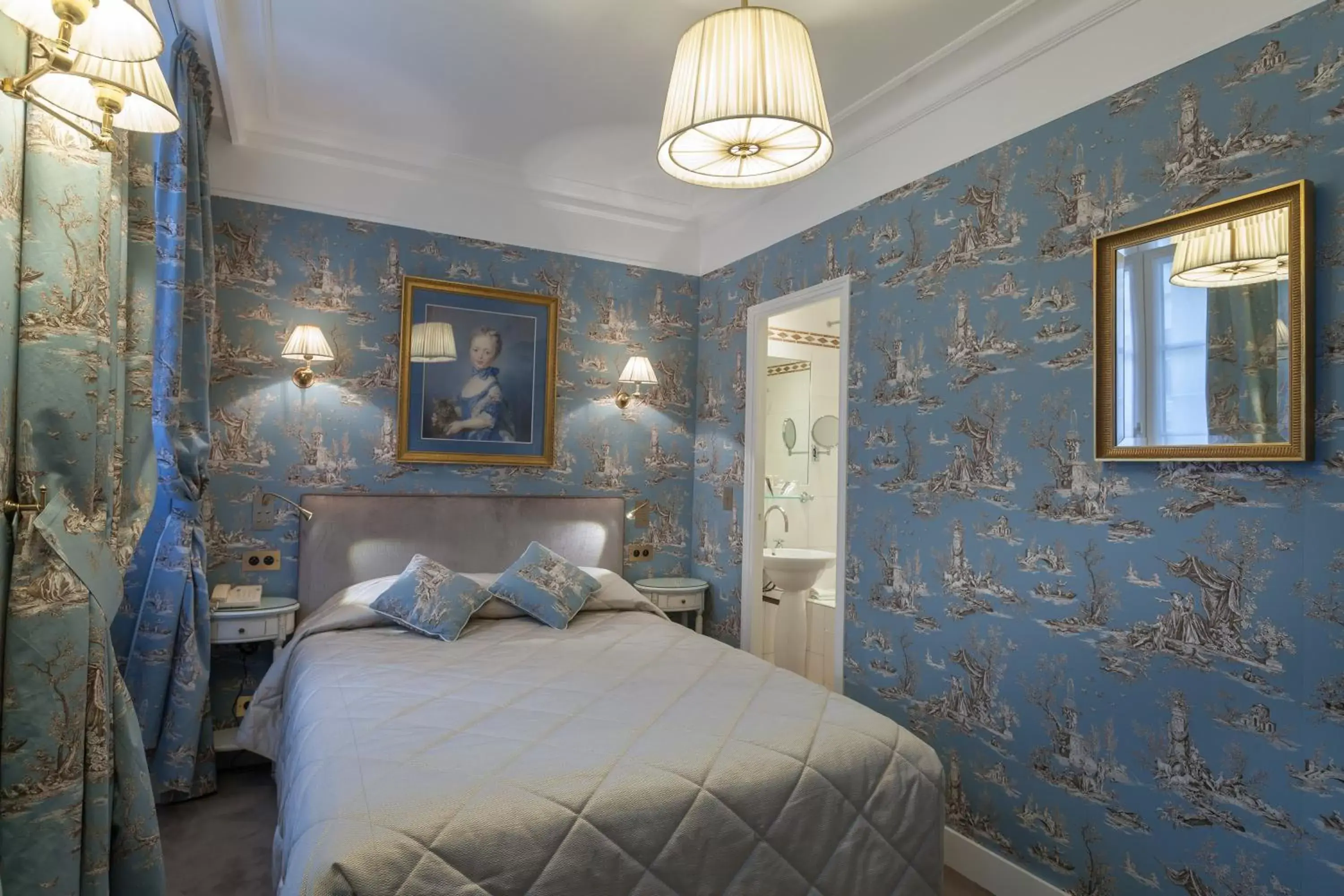 Photo of the whole room, Room Photo in Grand Hôtel de L'Univers Saint-Germain
