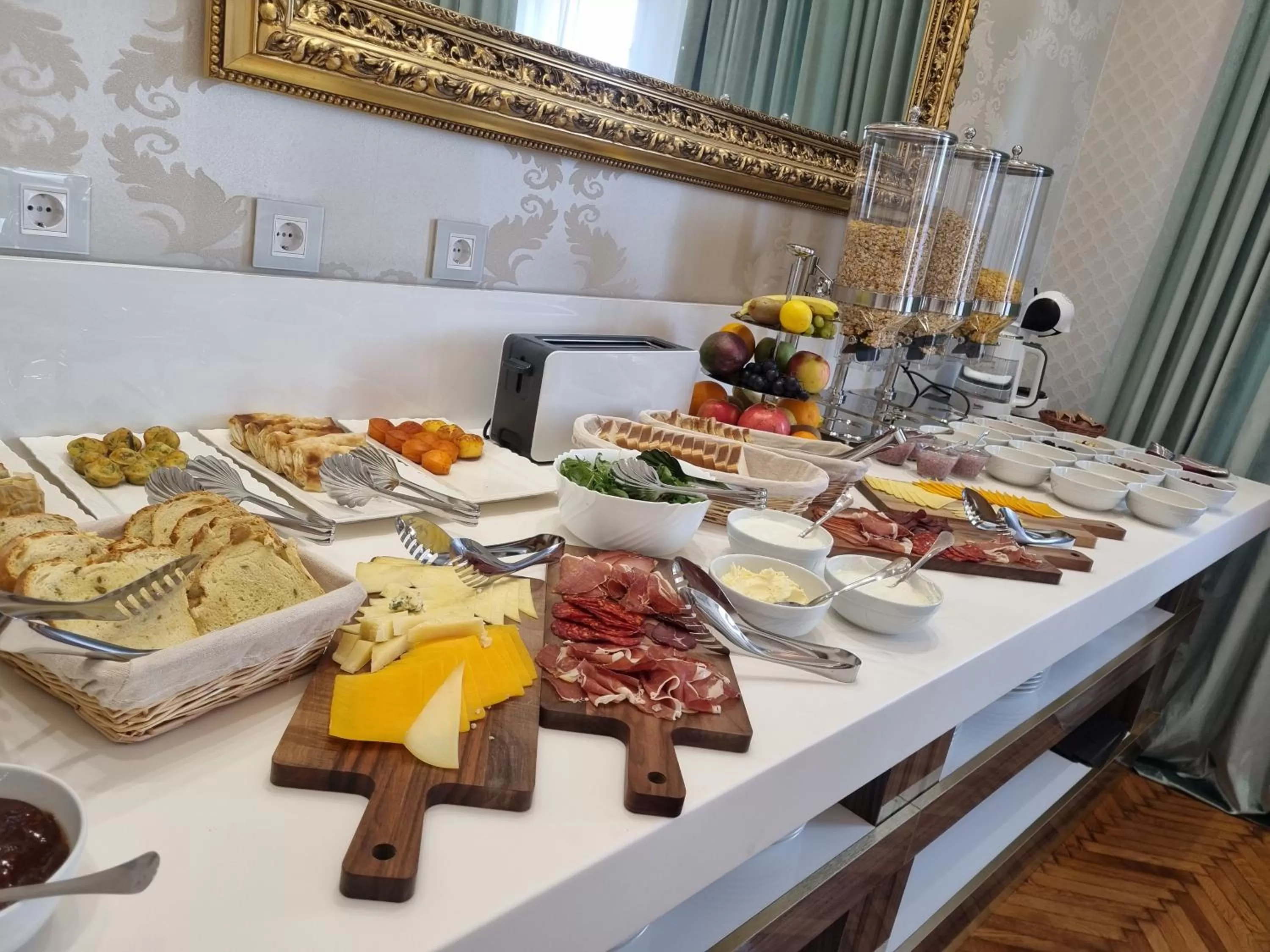 Restaurant/places to eat in Queen Palace