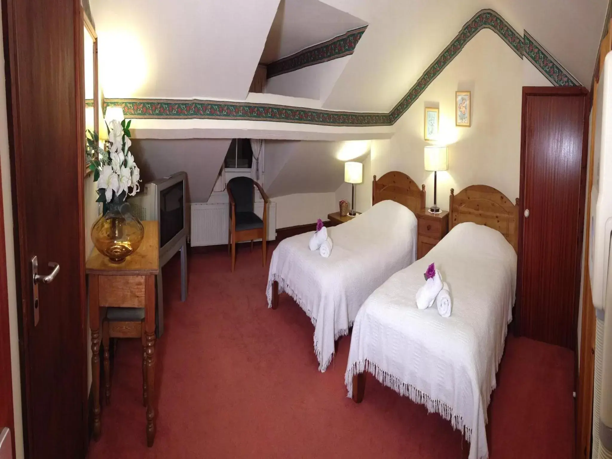 Photo of the whole room, Bed in Garden Hotel