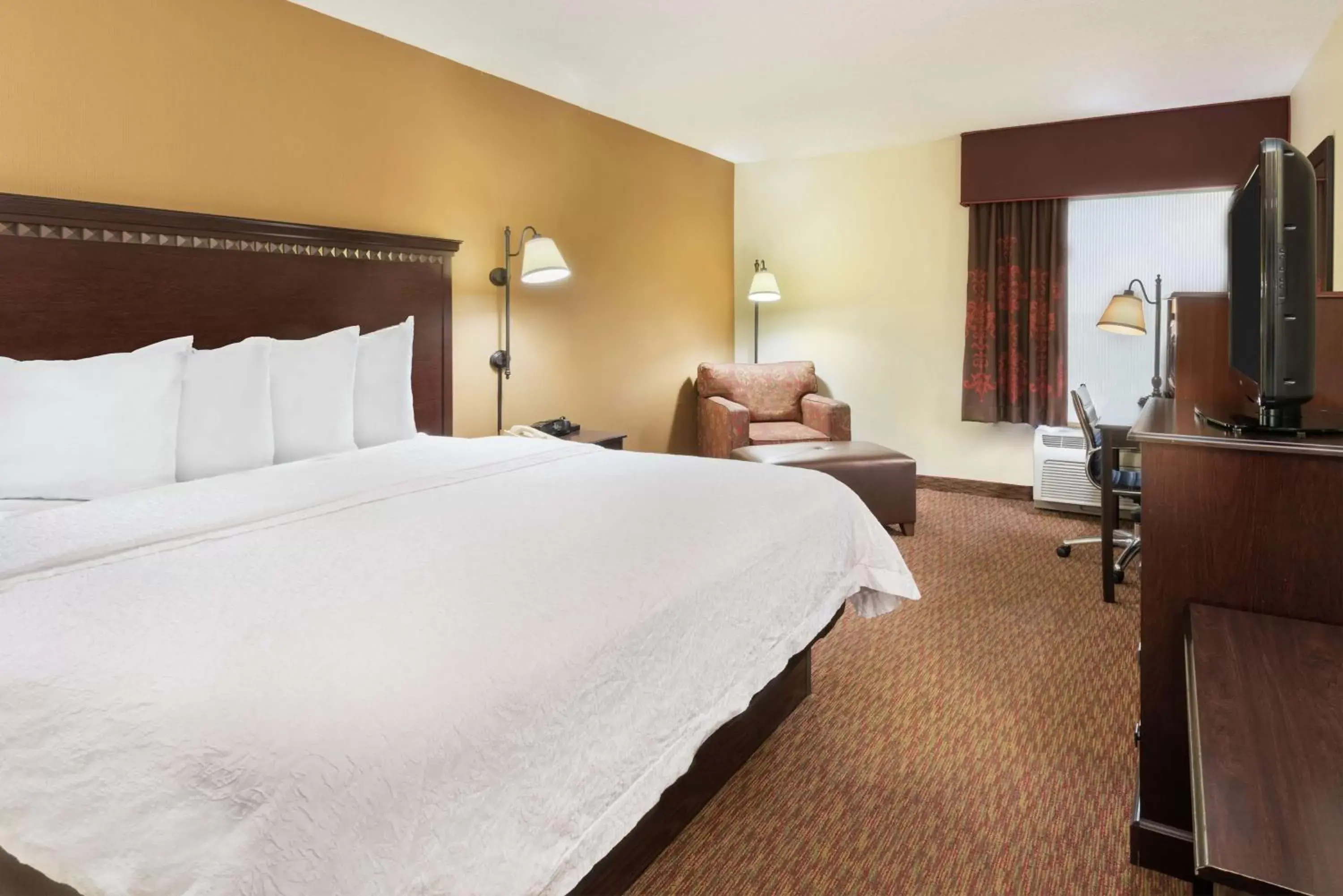Bedroom, Bed in Hampton Inn Charlotte University Place Bedroom, Bed in Hampton Inn Charlotte University Place