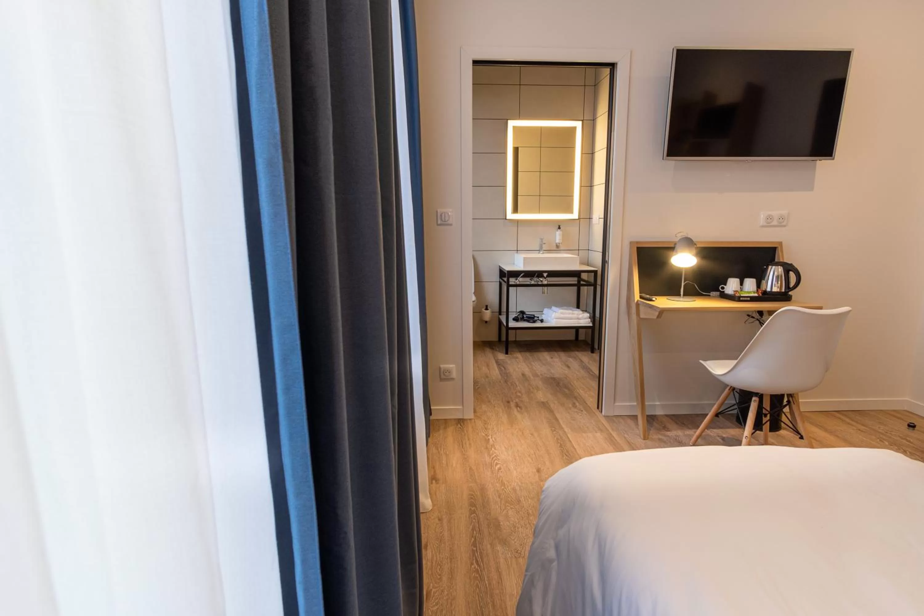 Bathroom, Bed in Mayrena Hotel Restaurant