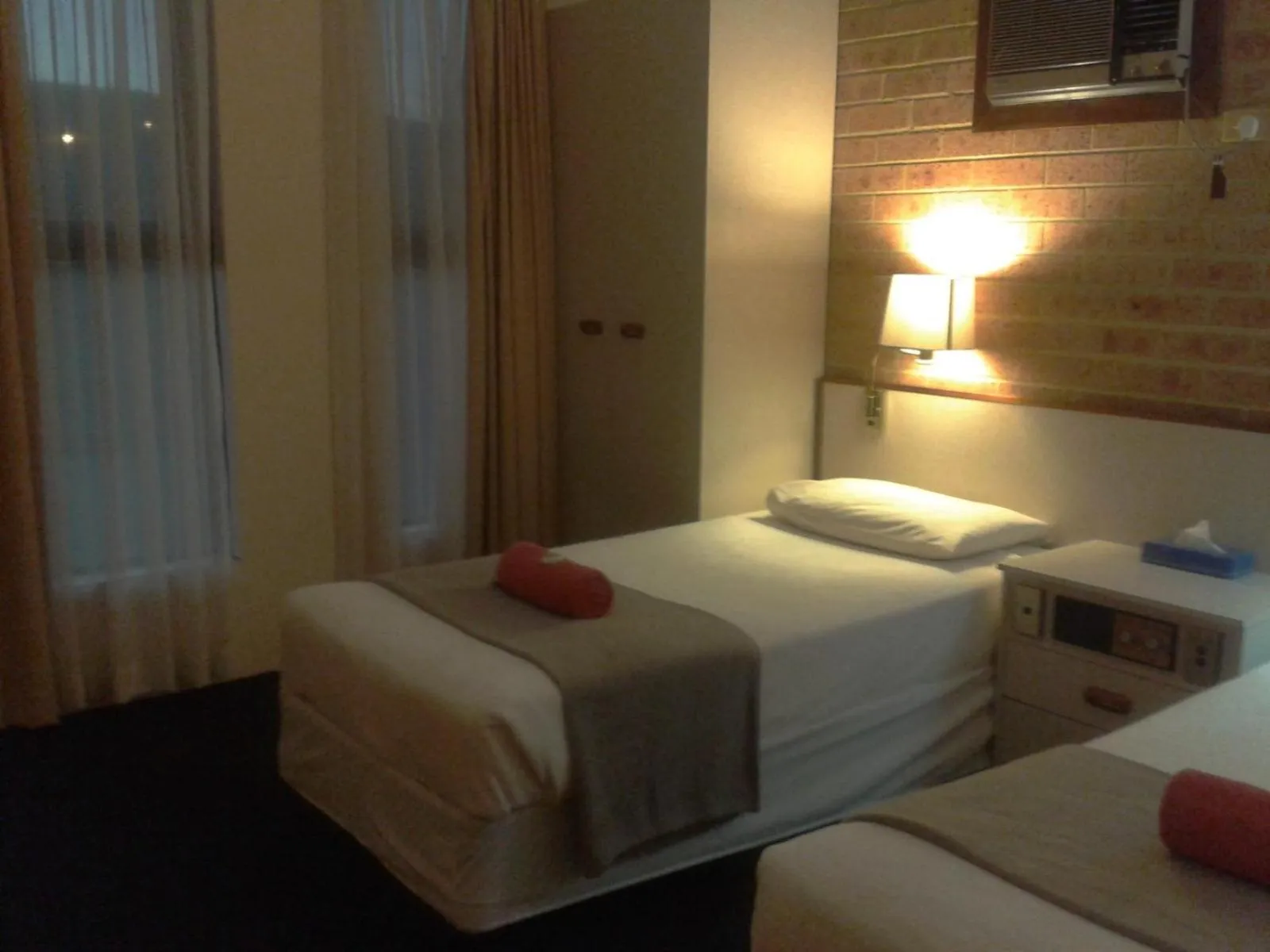 Photo of the whole room, Bed in Elsinor Motor Lodge